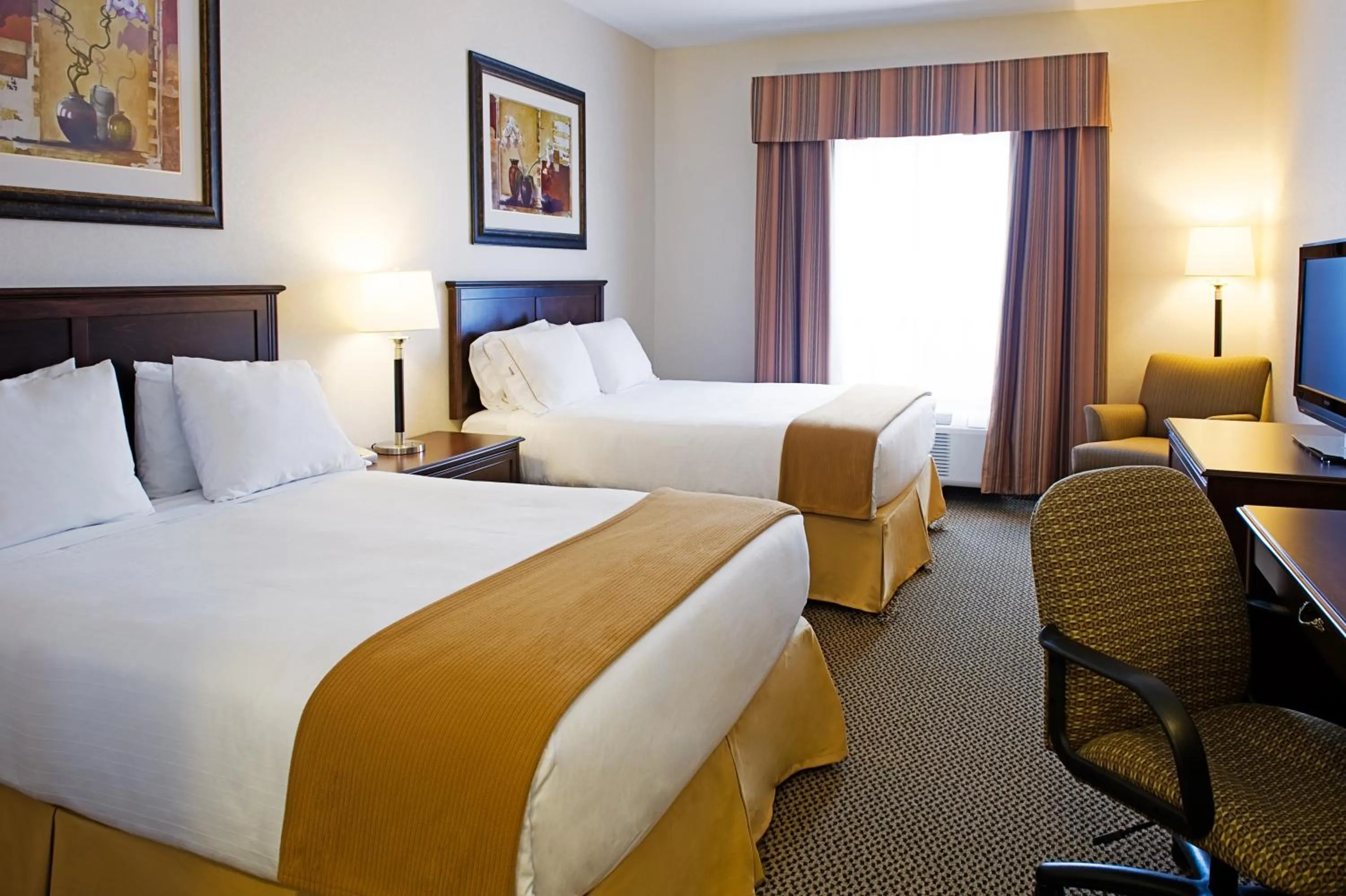 Bedroom, Bed in Holiday Inn Express Hotel & Suites - Slave Lake by IHG