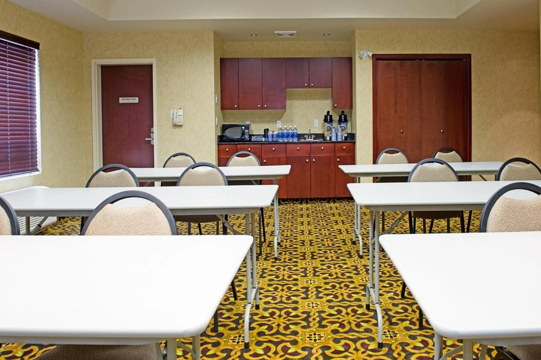 Meeting/conference room in Holiday Inn Express Hotel & Suites - Slave Lake by IHG