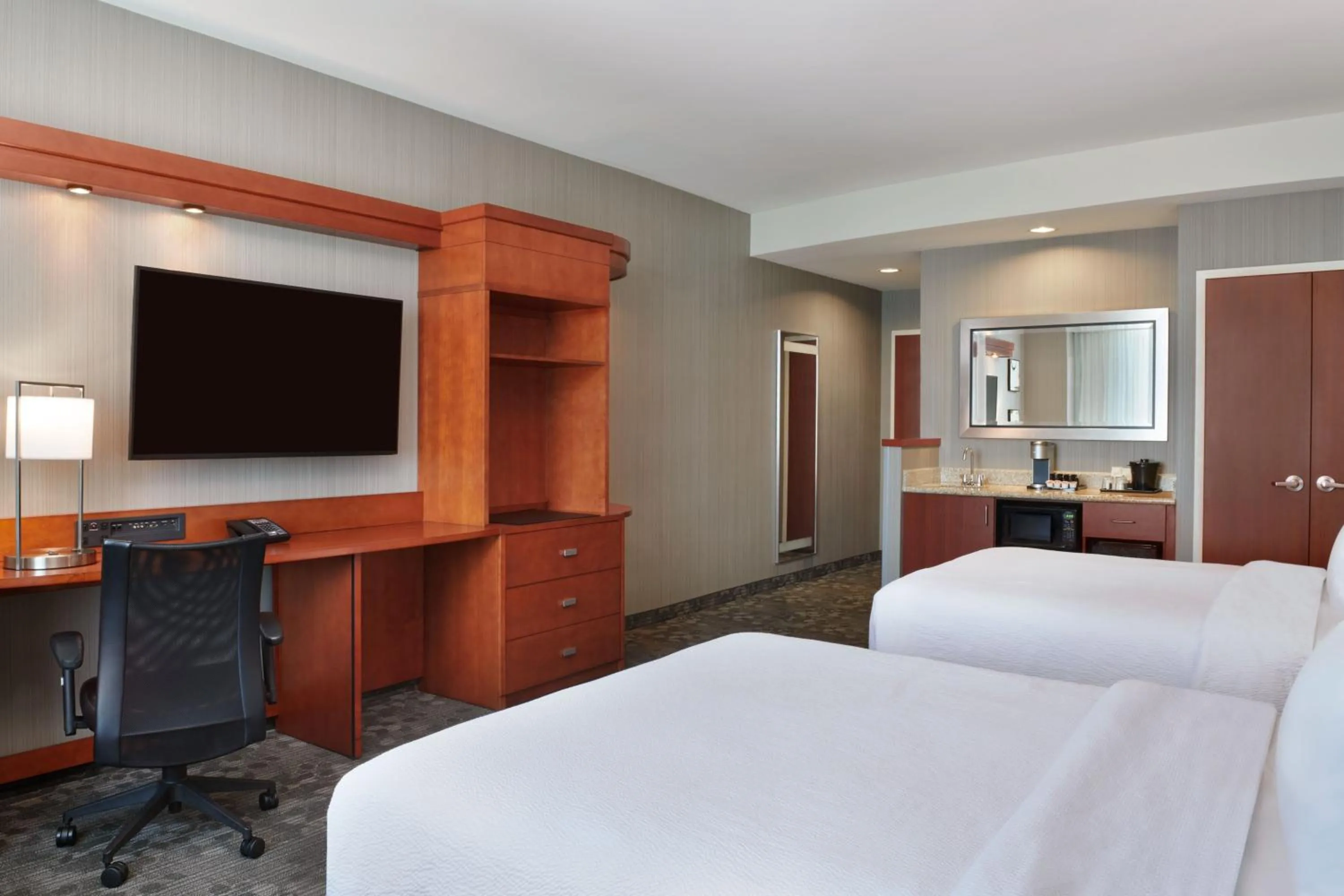 Photo of the whole room, Bed in Courtyard by Marriott Ottawa East
