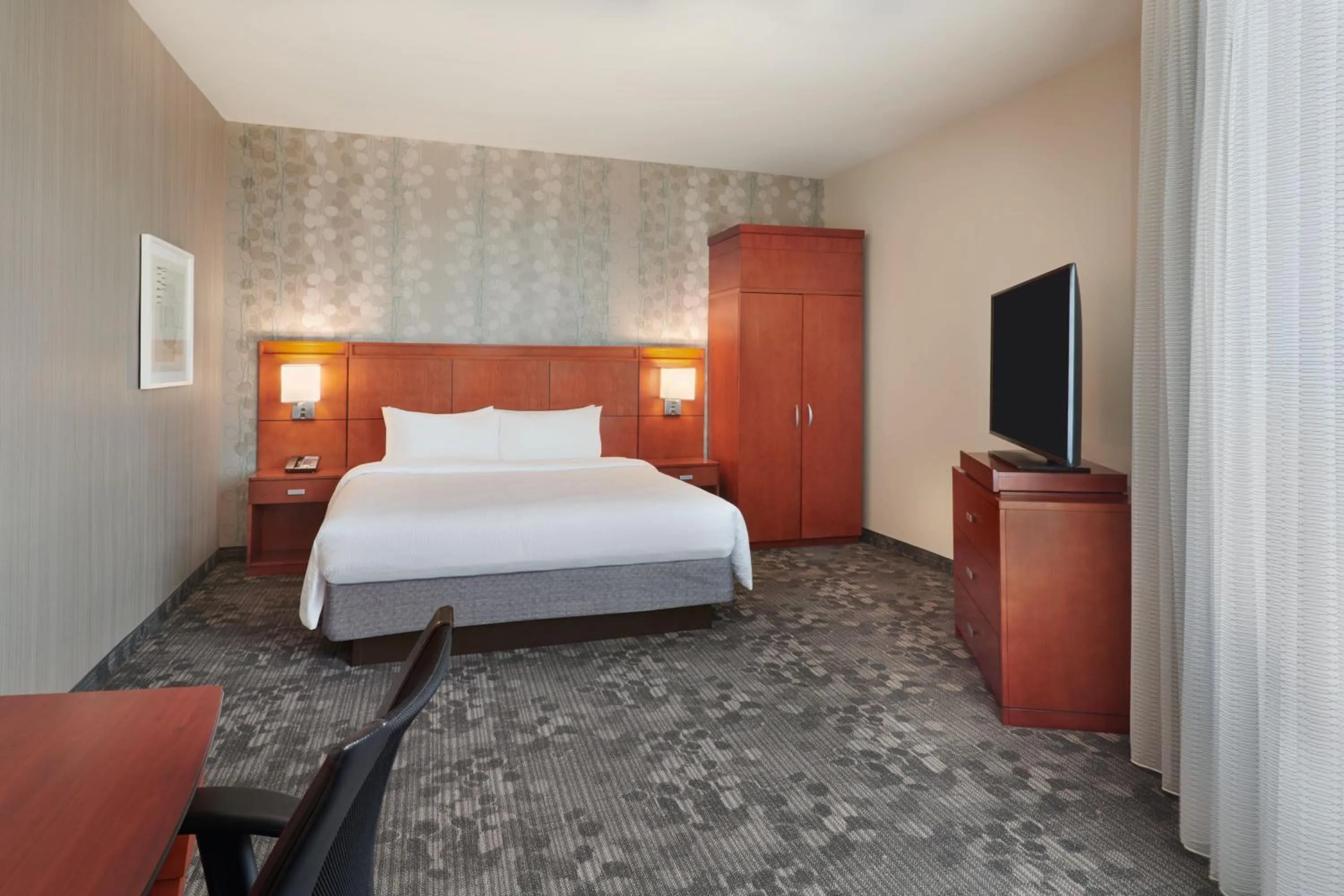 Photo of the whole room, Bed in Courtyard by Marriott Ottawa East