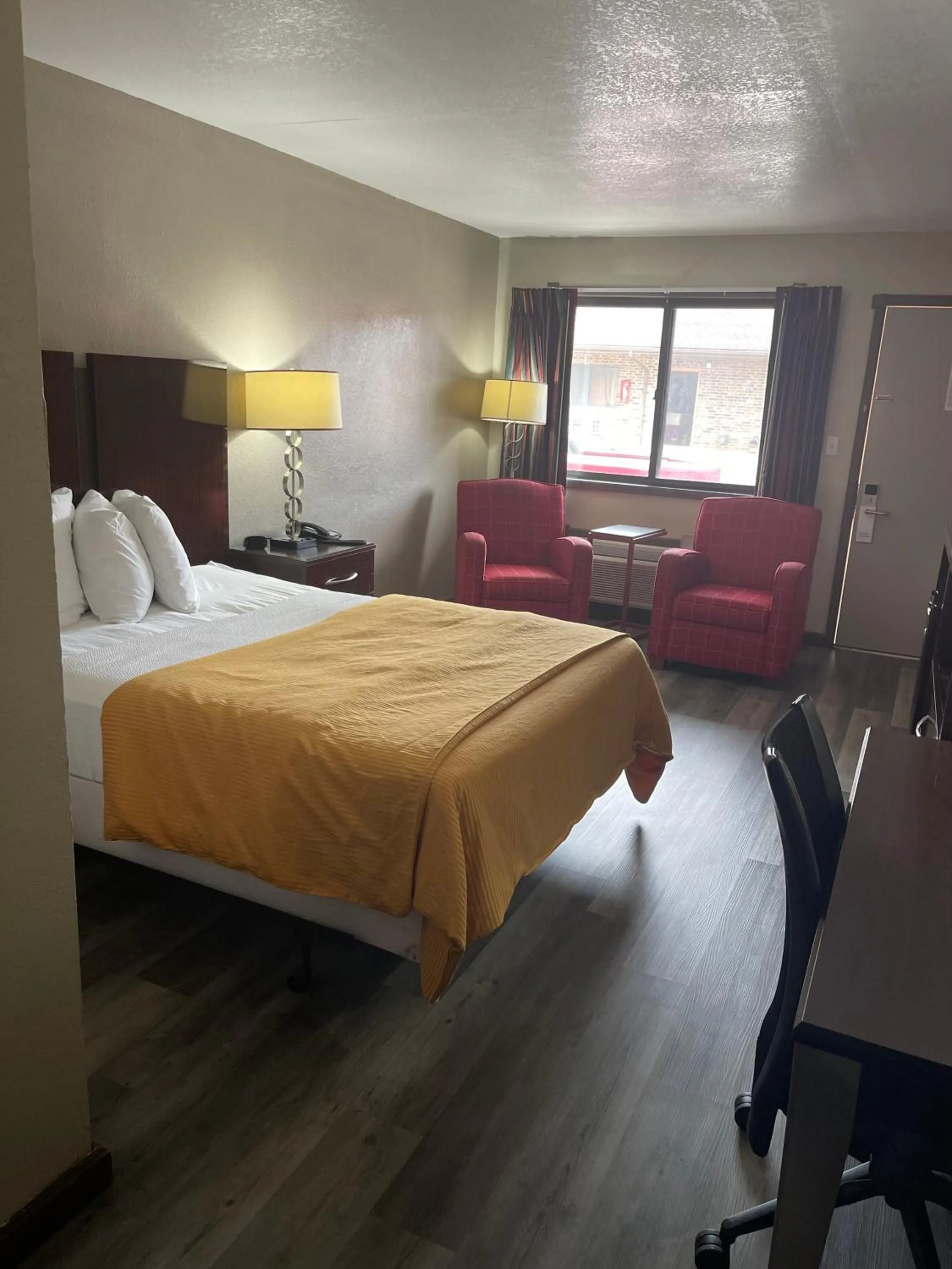 Bed in Royal Inn & Suites