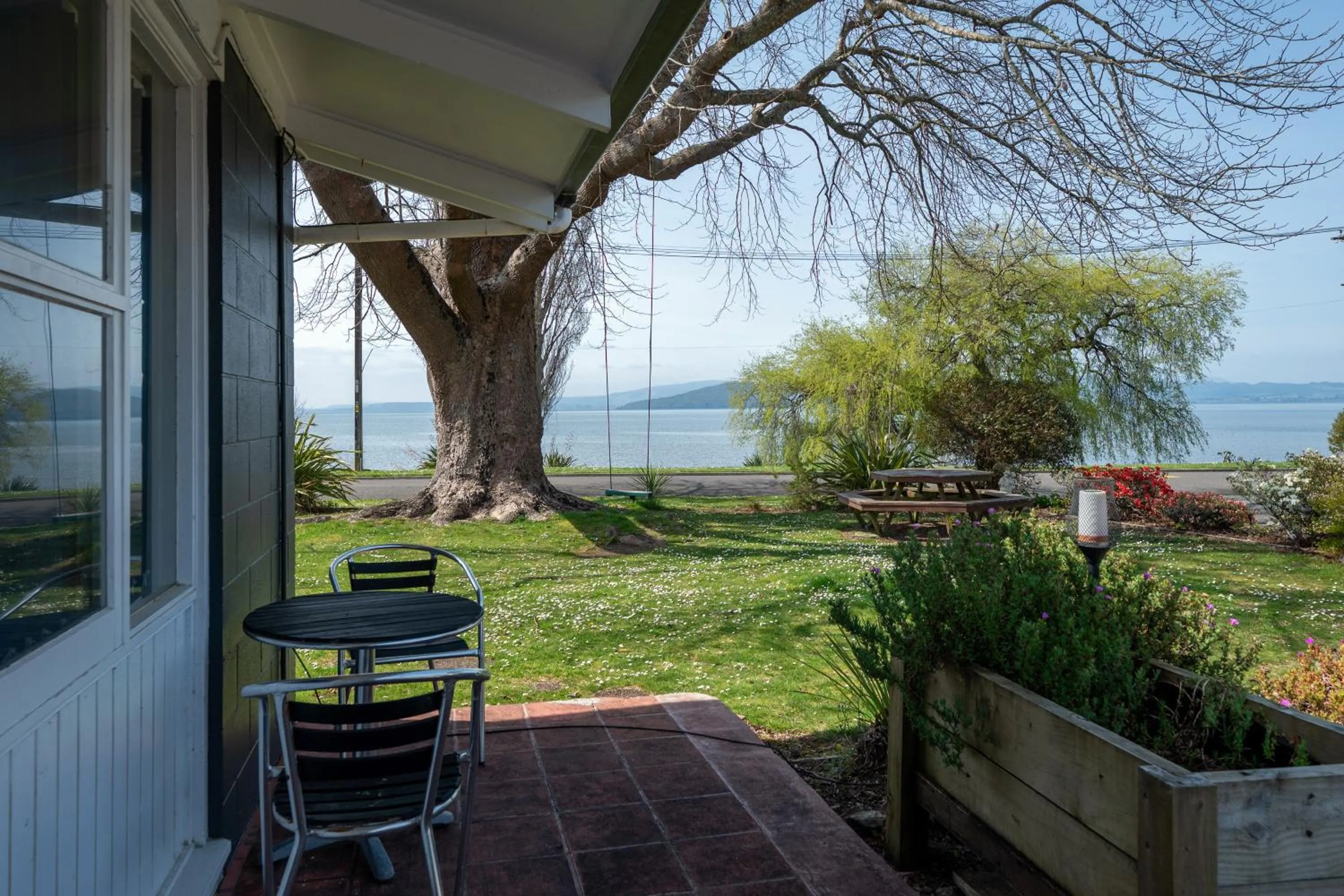 Garden in Jack & Di's Lakefront Motel