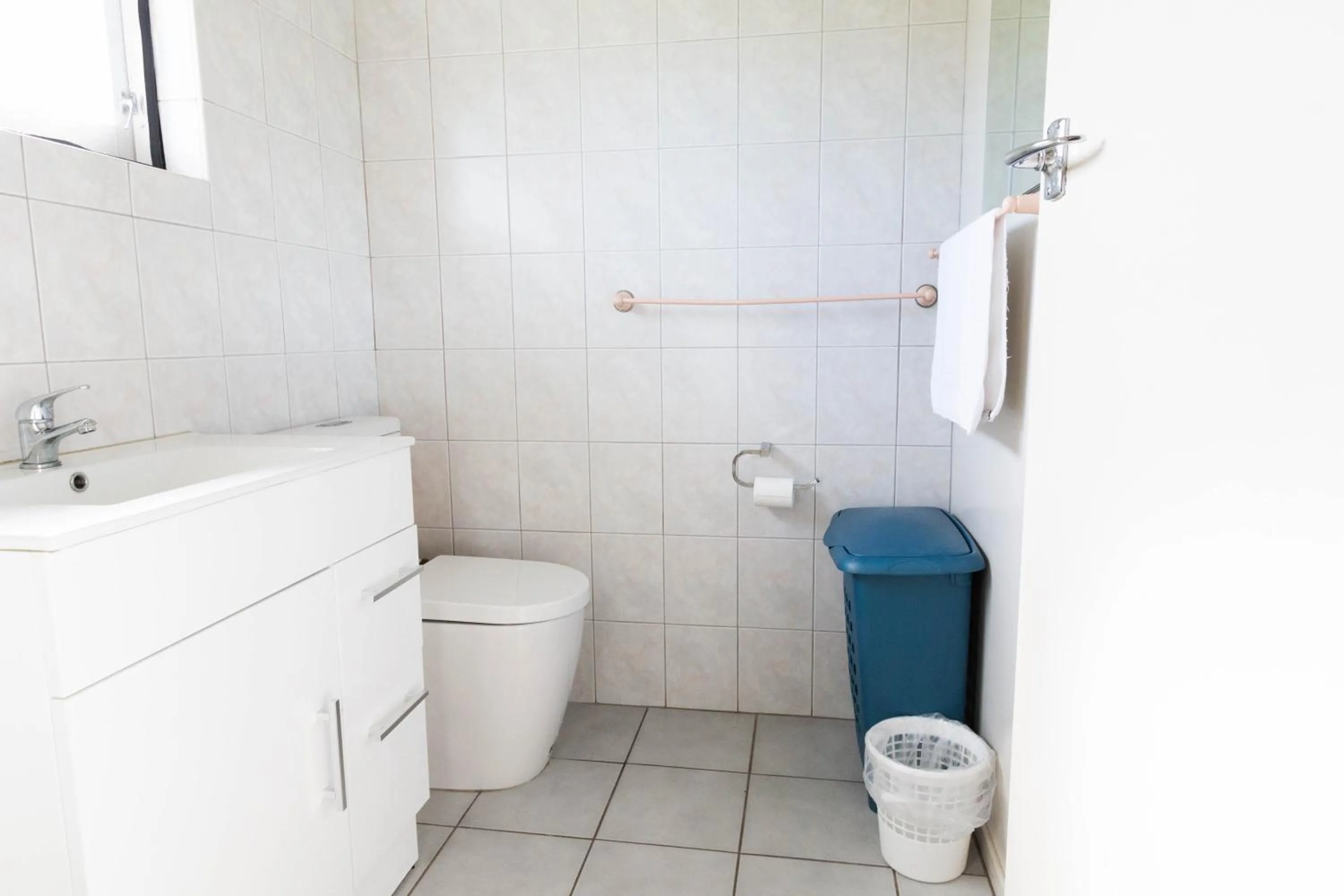 Bathroom in Jack & Di's Lakefront Motel