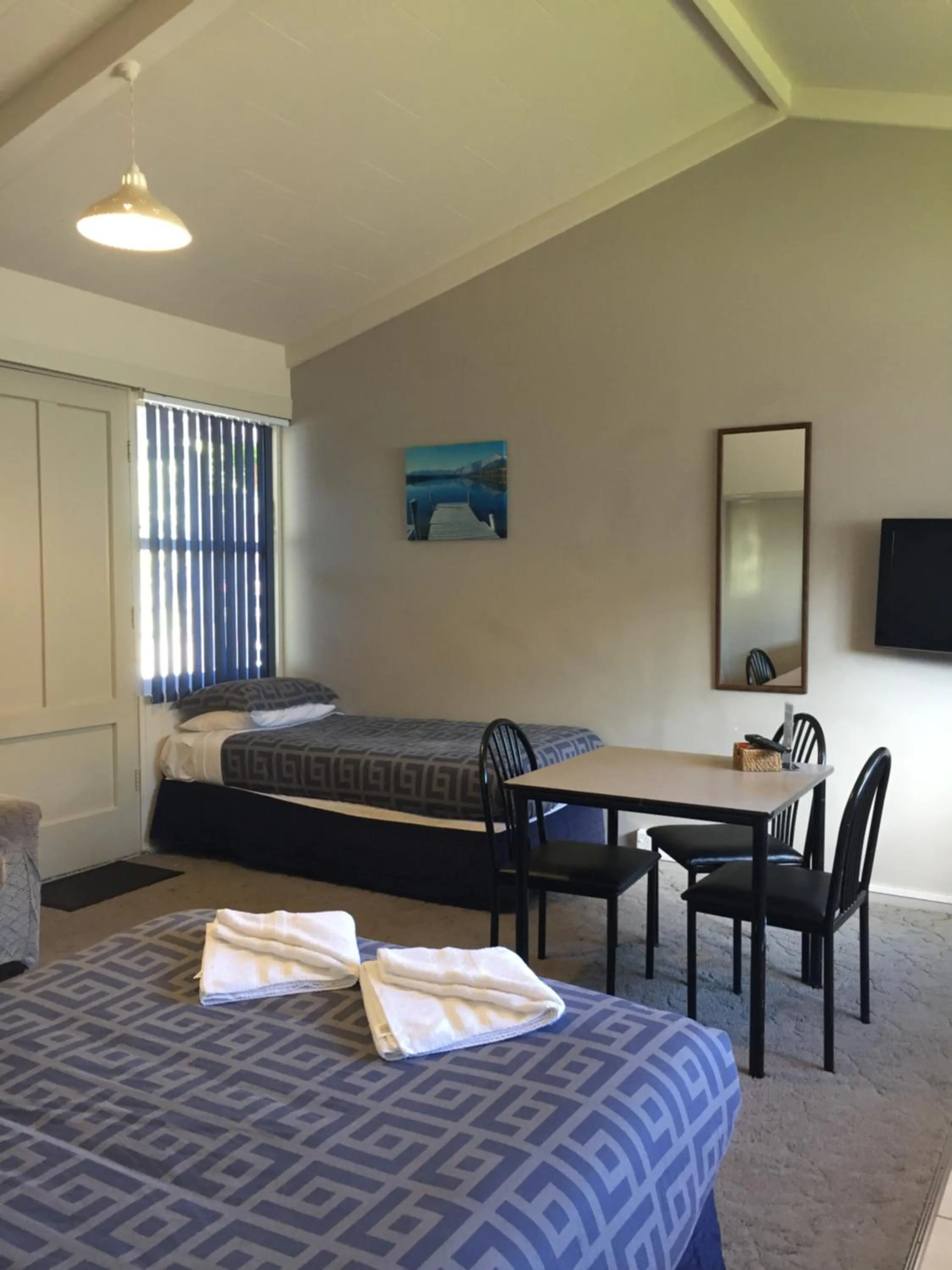 Living room, Bed in Jack & Di's Lakefront Motel