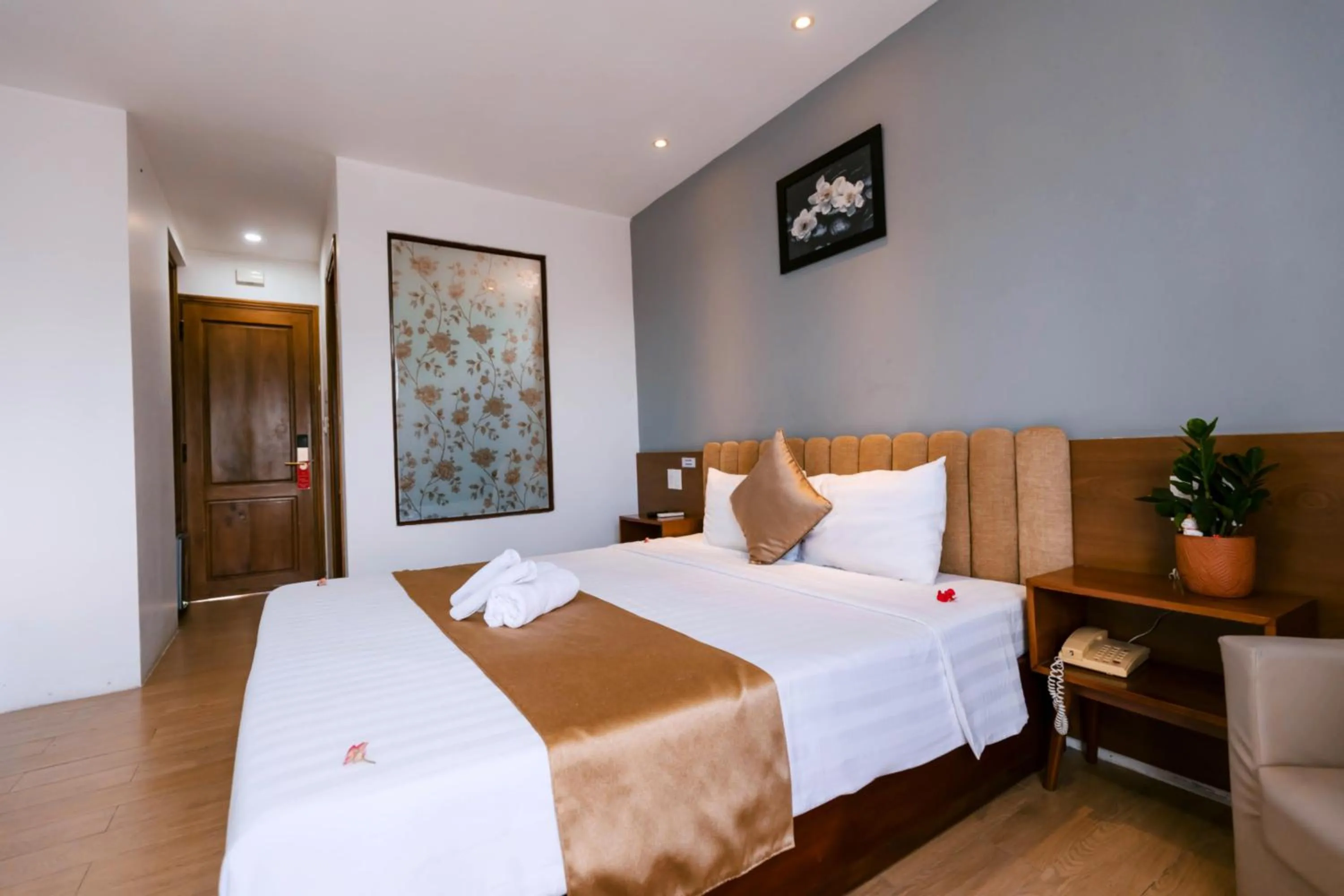 Bedroom, Bed in Gardenia Hue Hotel