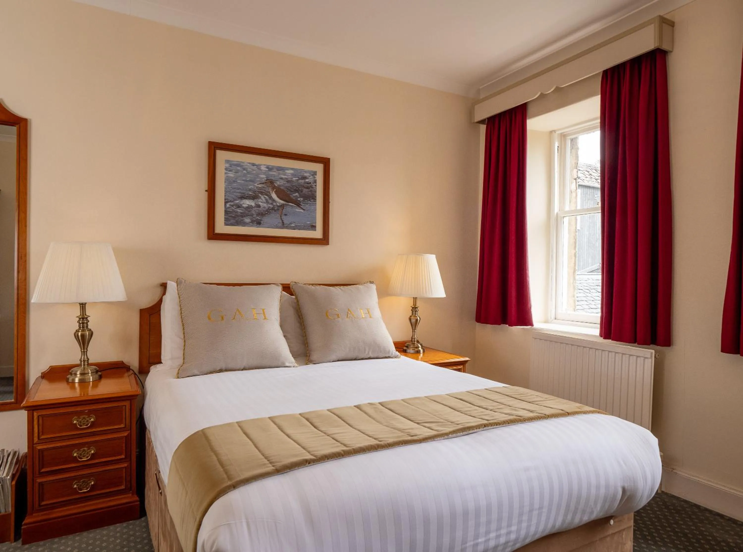 Photo of the whole room, Bed in Grant Arms Hotel