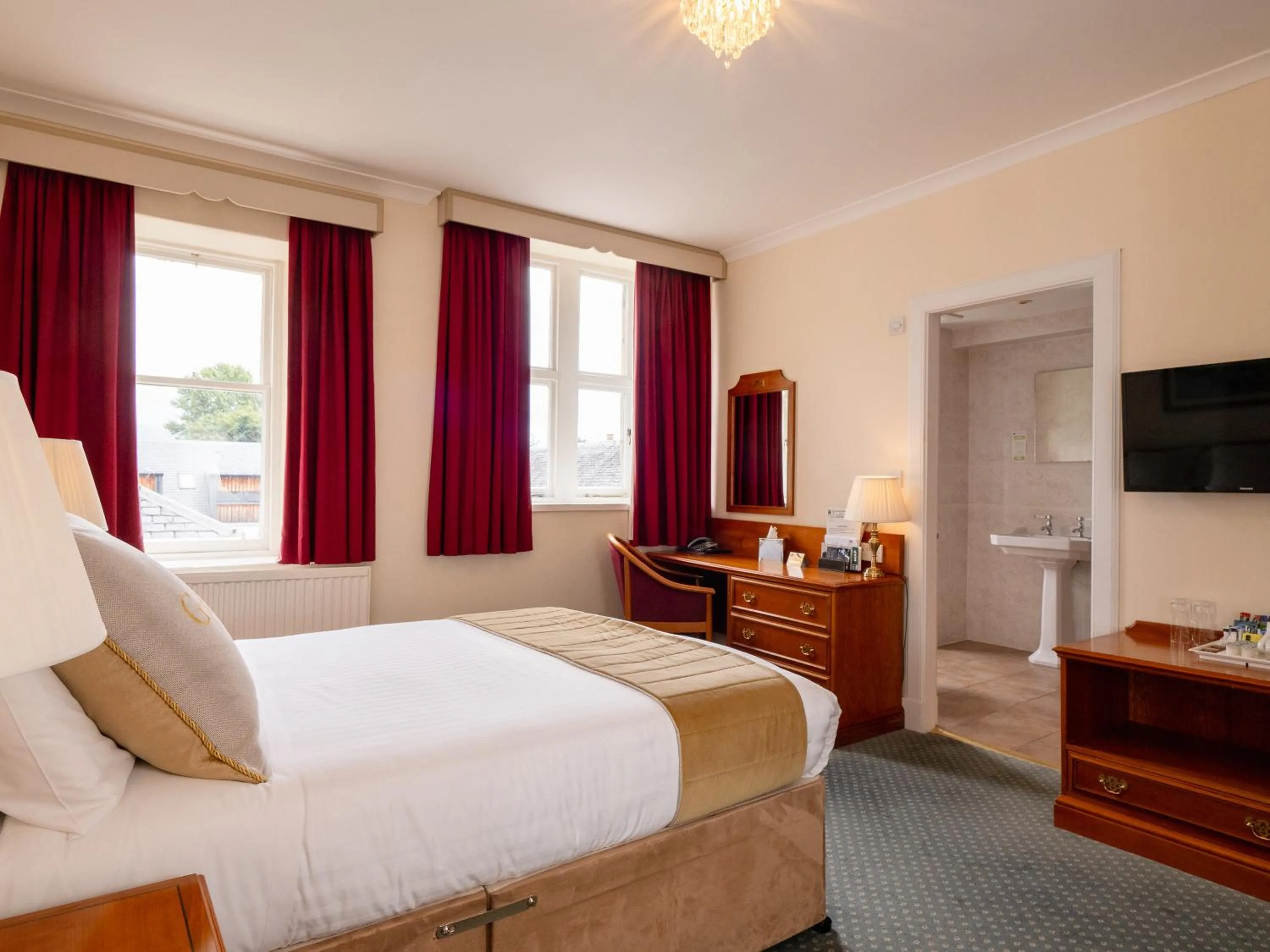 Bedroom, Bed in Grant Arms Hotel