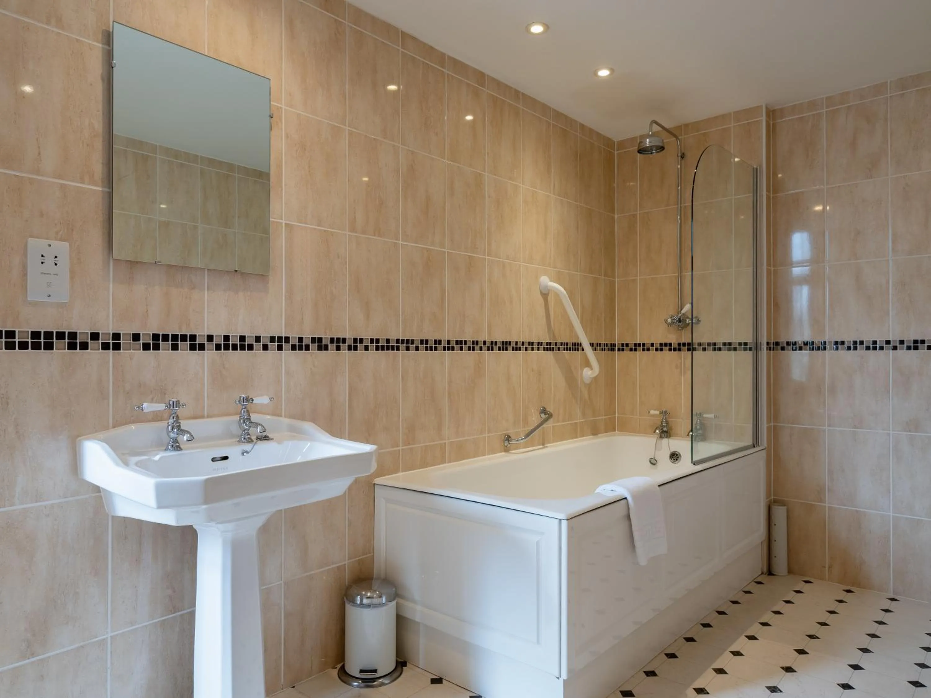 Bathroom in Grant Arms Hotel