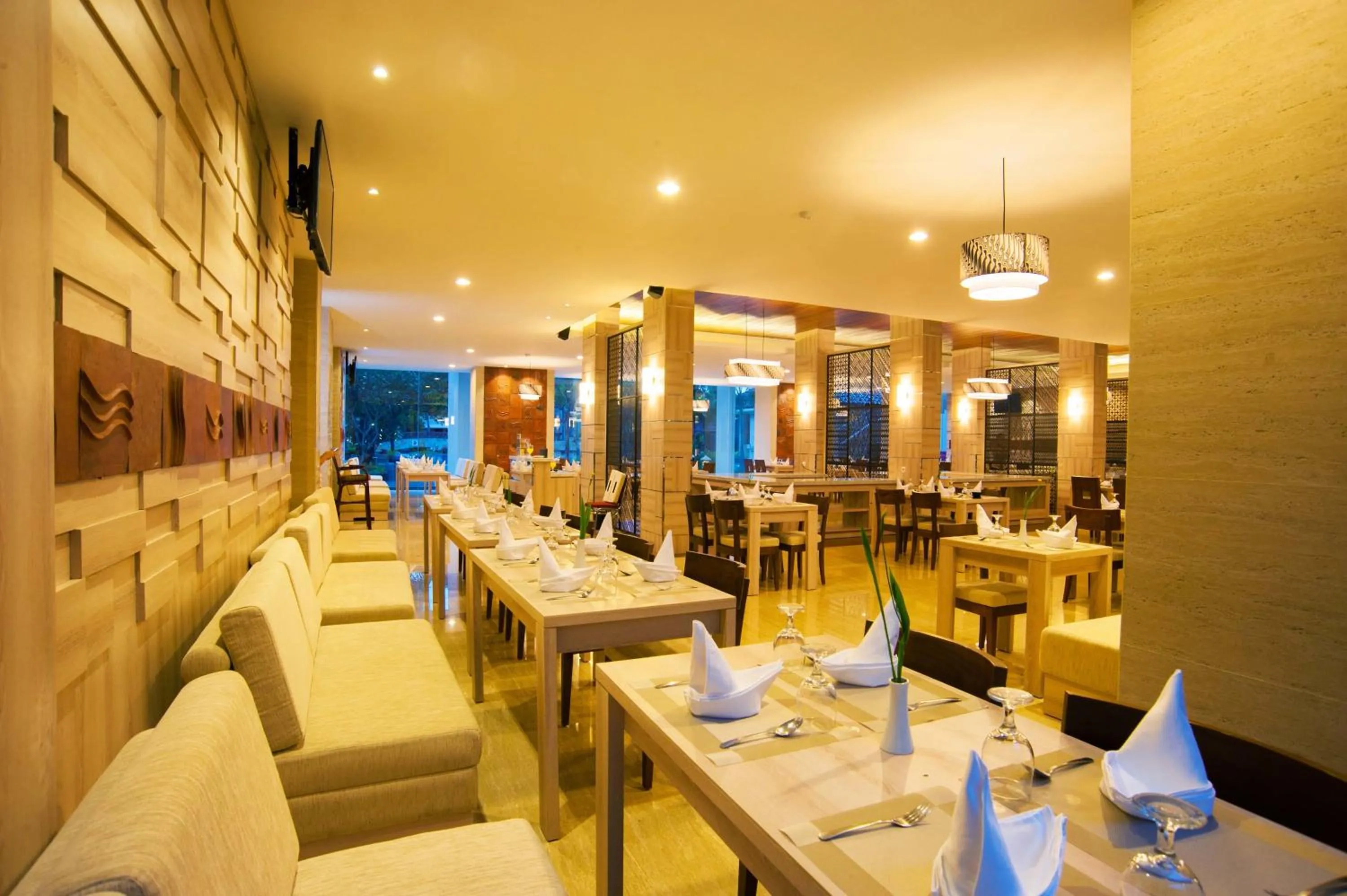 Restaurant/places to eat in Lombok Raya Hotel