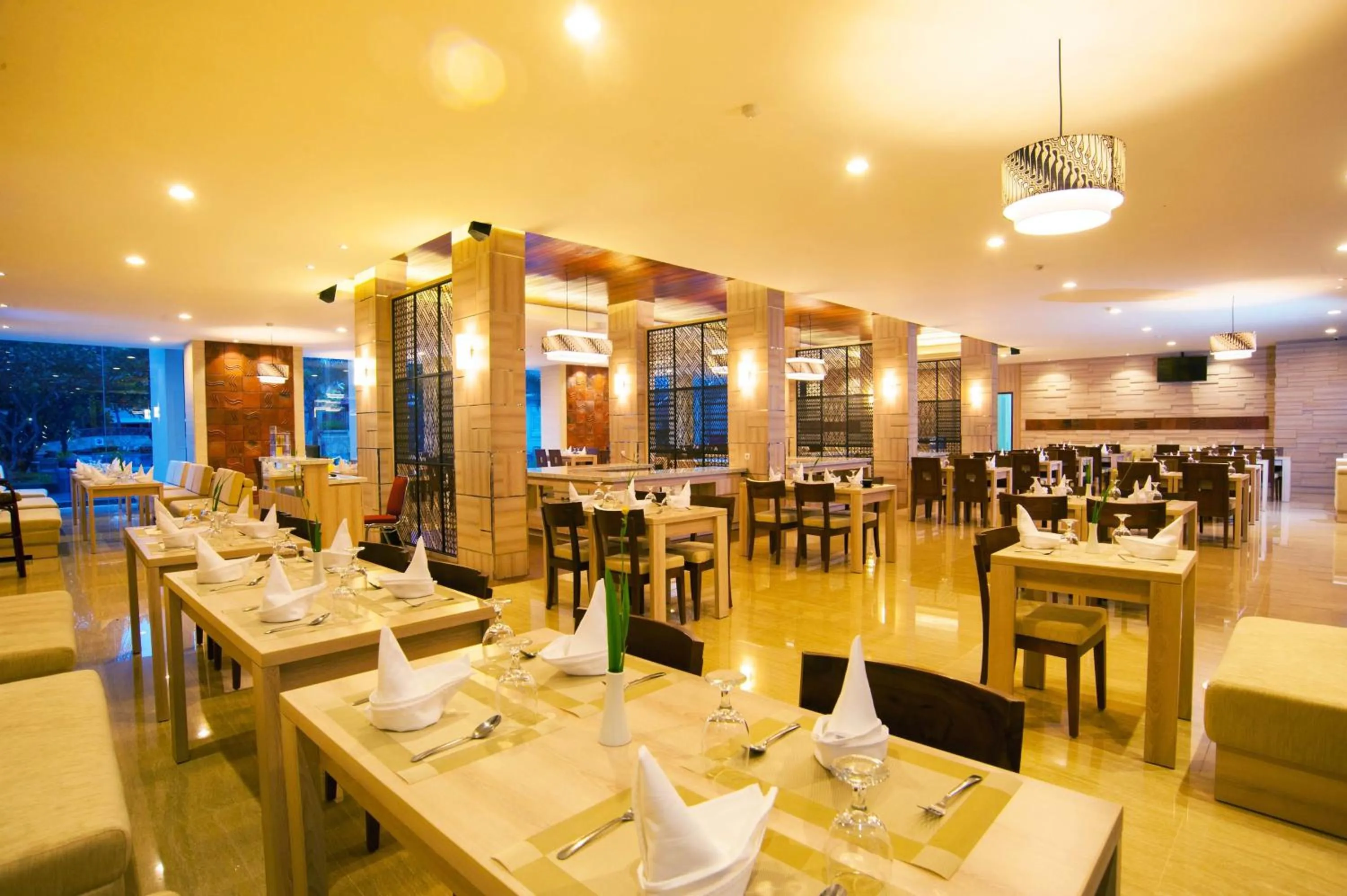 Restaurant/places to eat in Lombok Raya Hotel