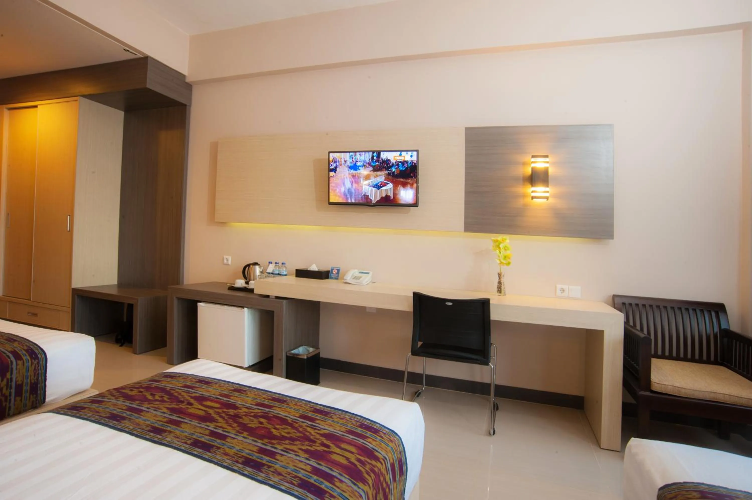 TV and multimedia, Bed in Lombok Raya Hotel
