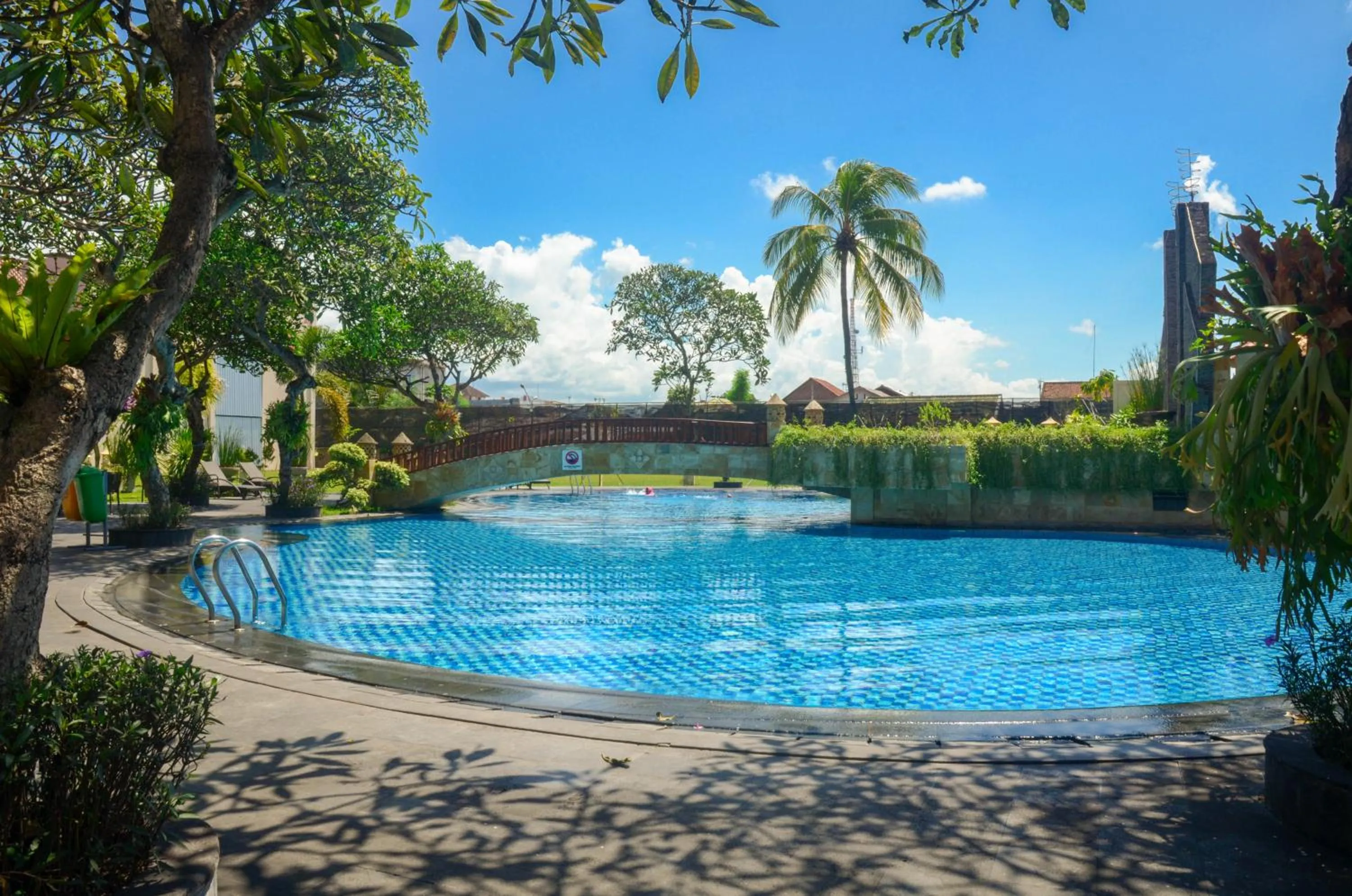 Swimming pool in Lombok Raya Hotel