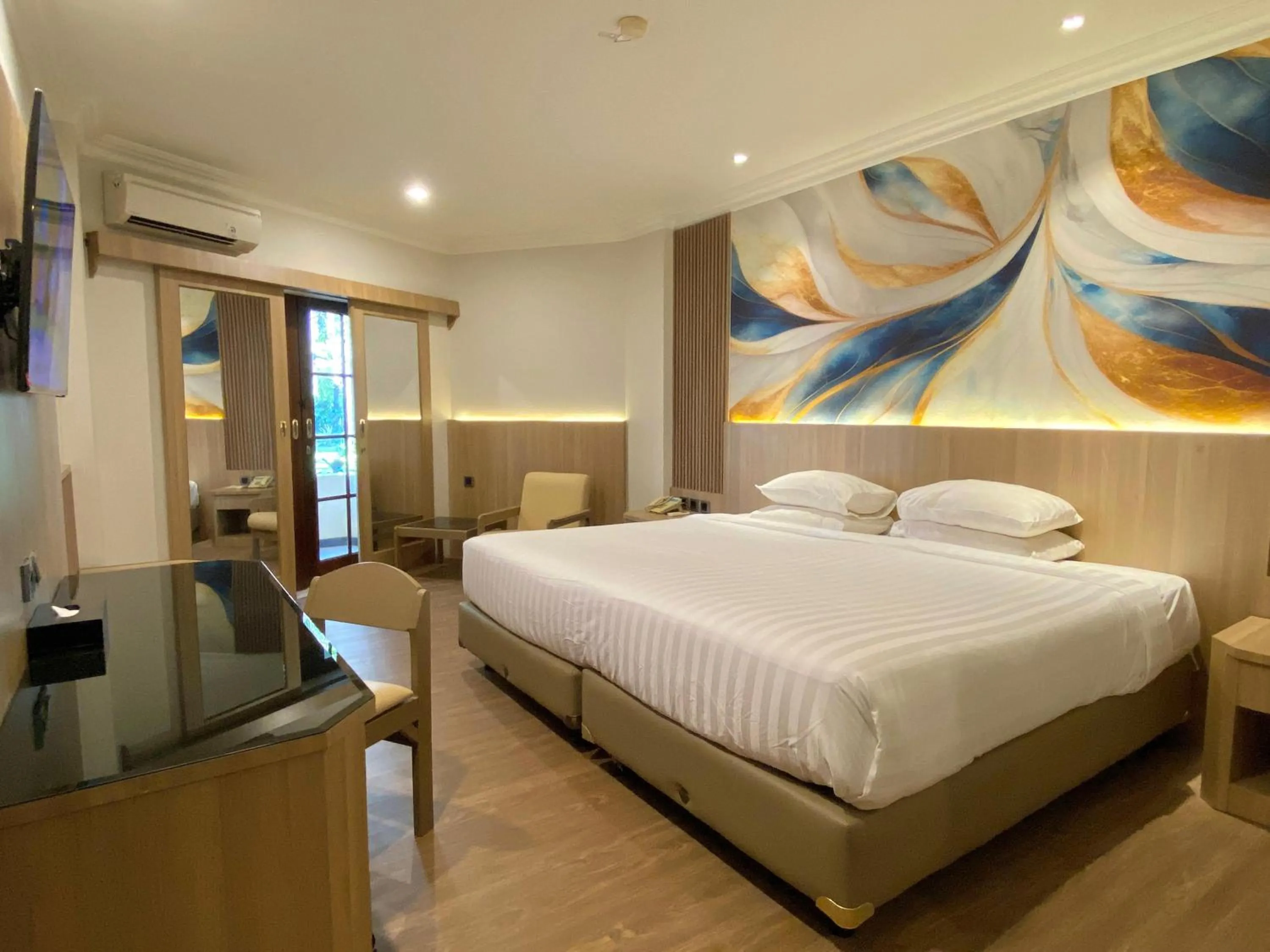 Bed in Lombok Raya Hotel