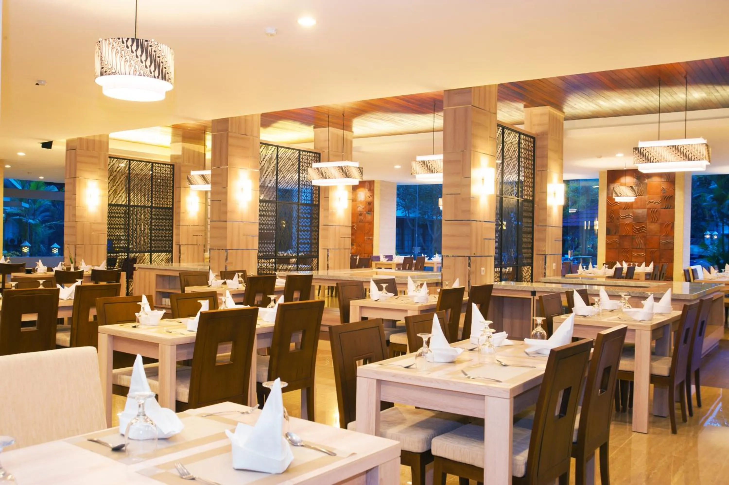 Restaurant/places to eat in Lombok Raya Hotel