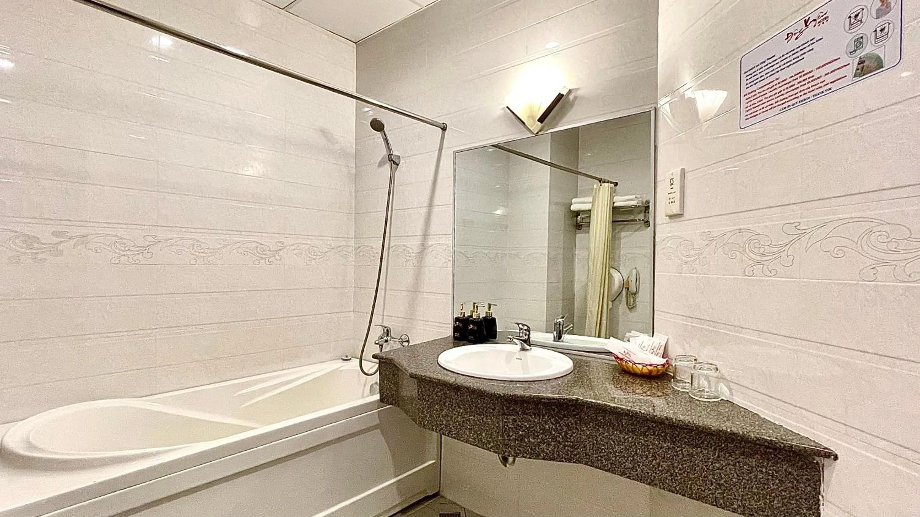 Toilet in Đông Xuyên Hotel