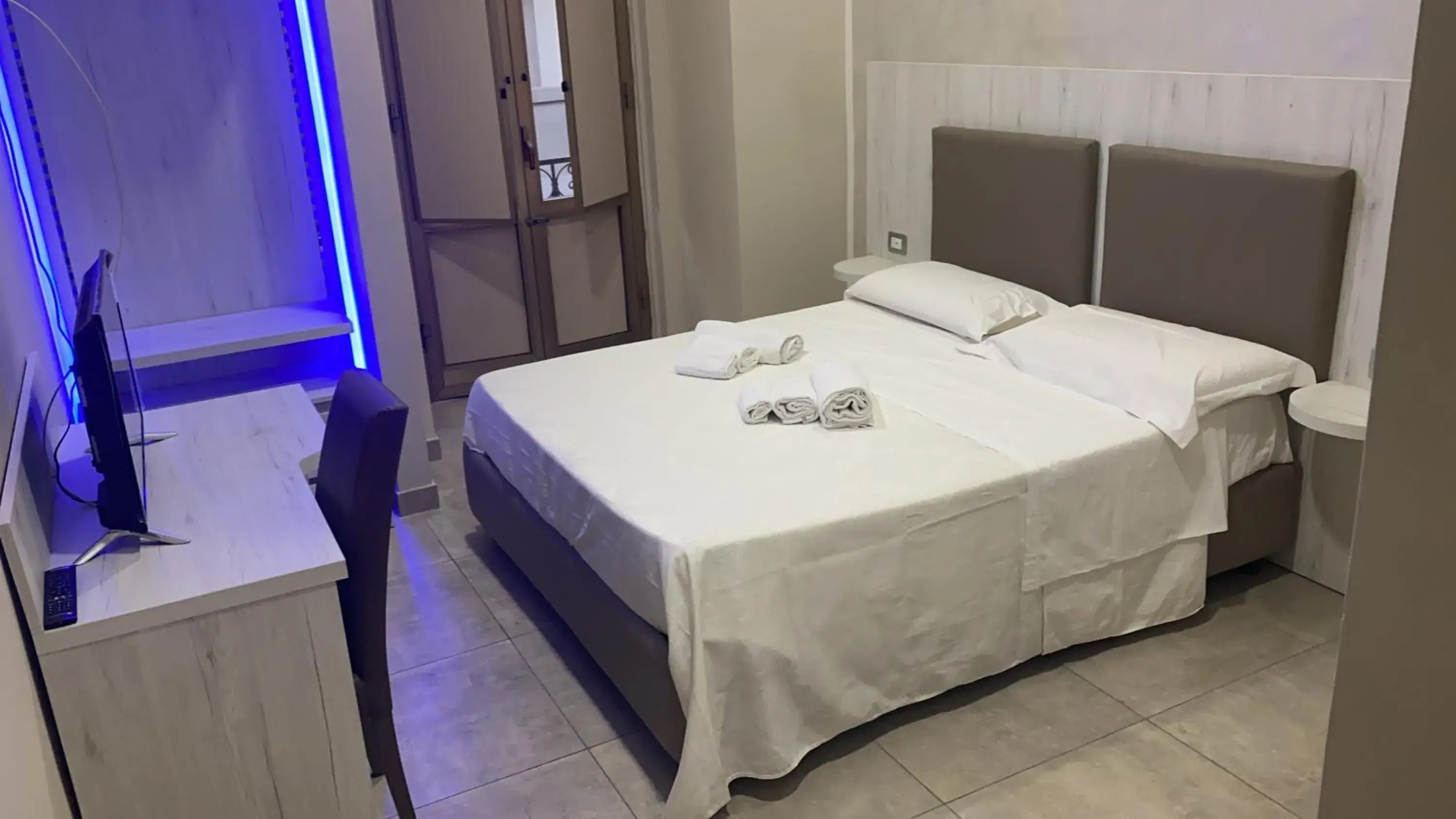 Single Room in Hotel Poker Single Room in Hotel Poker