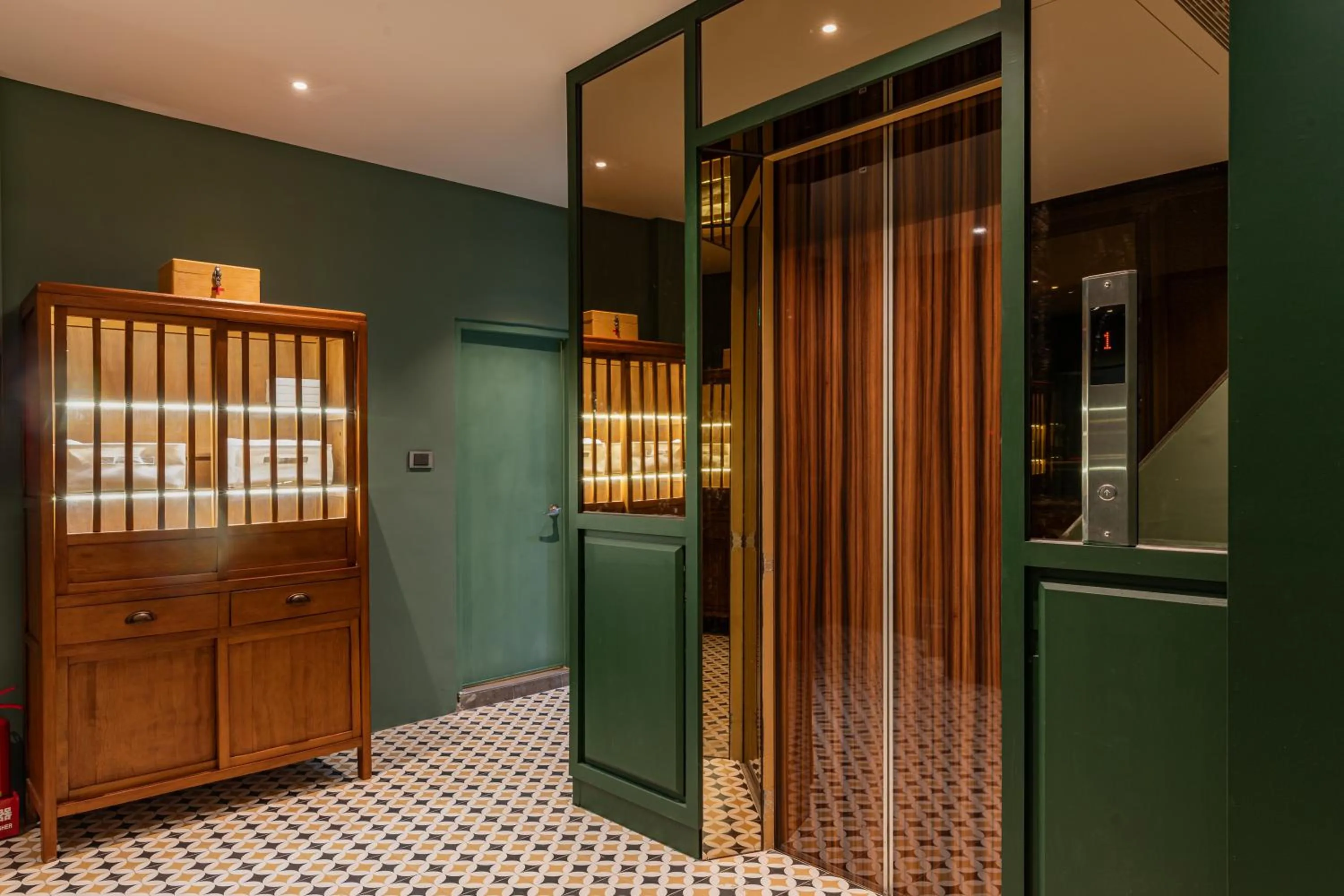 露夏旅社 l 納康商旅 l 智能入住 l 鄰近花園夜市