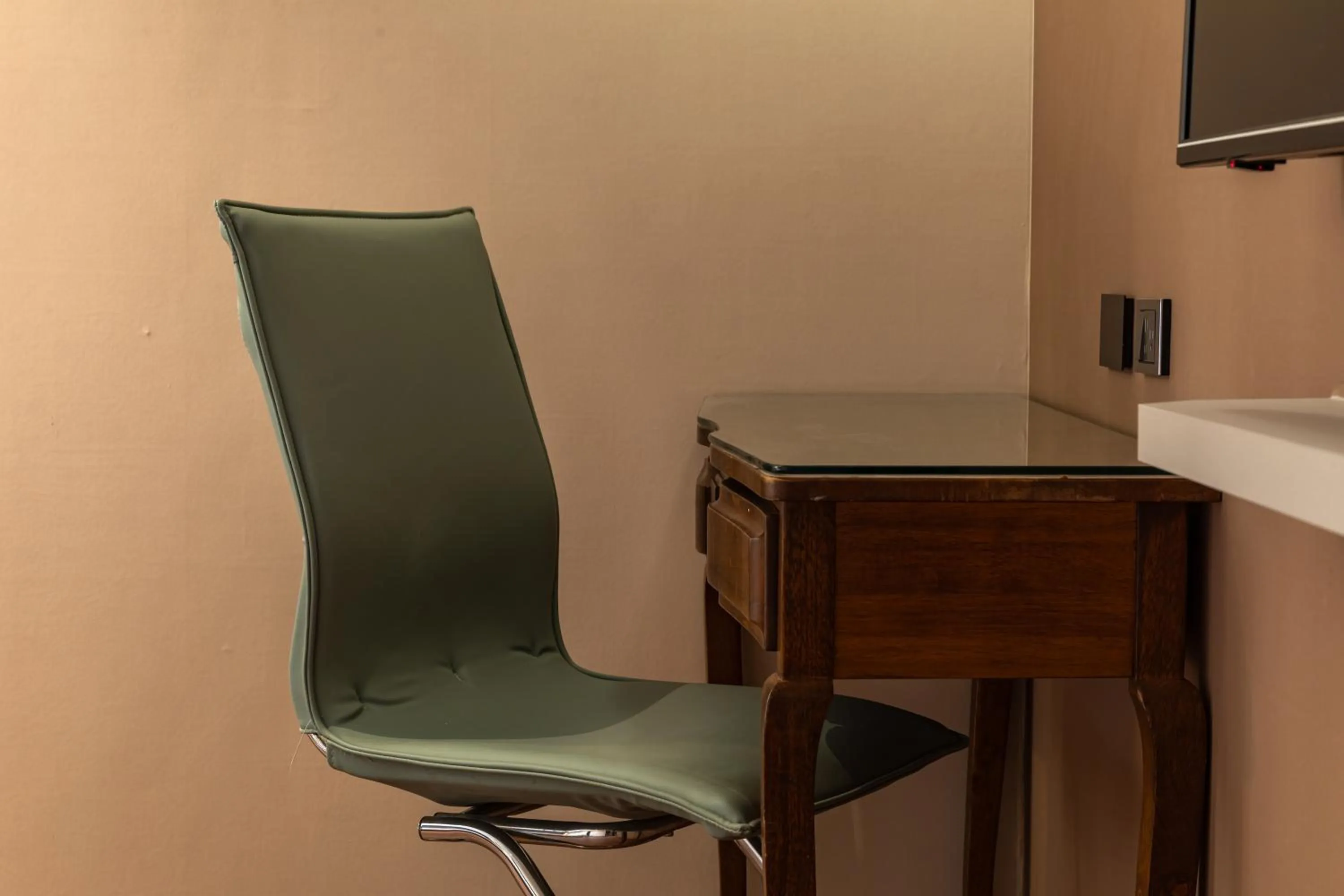 露夏旅社 l 納康商旅 l 智能入住 l 鄰近花園夜市