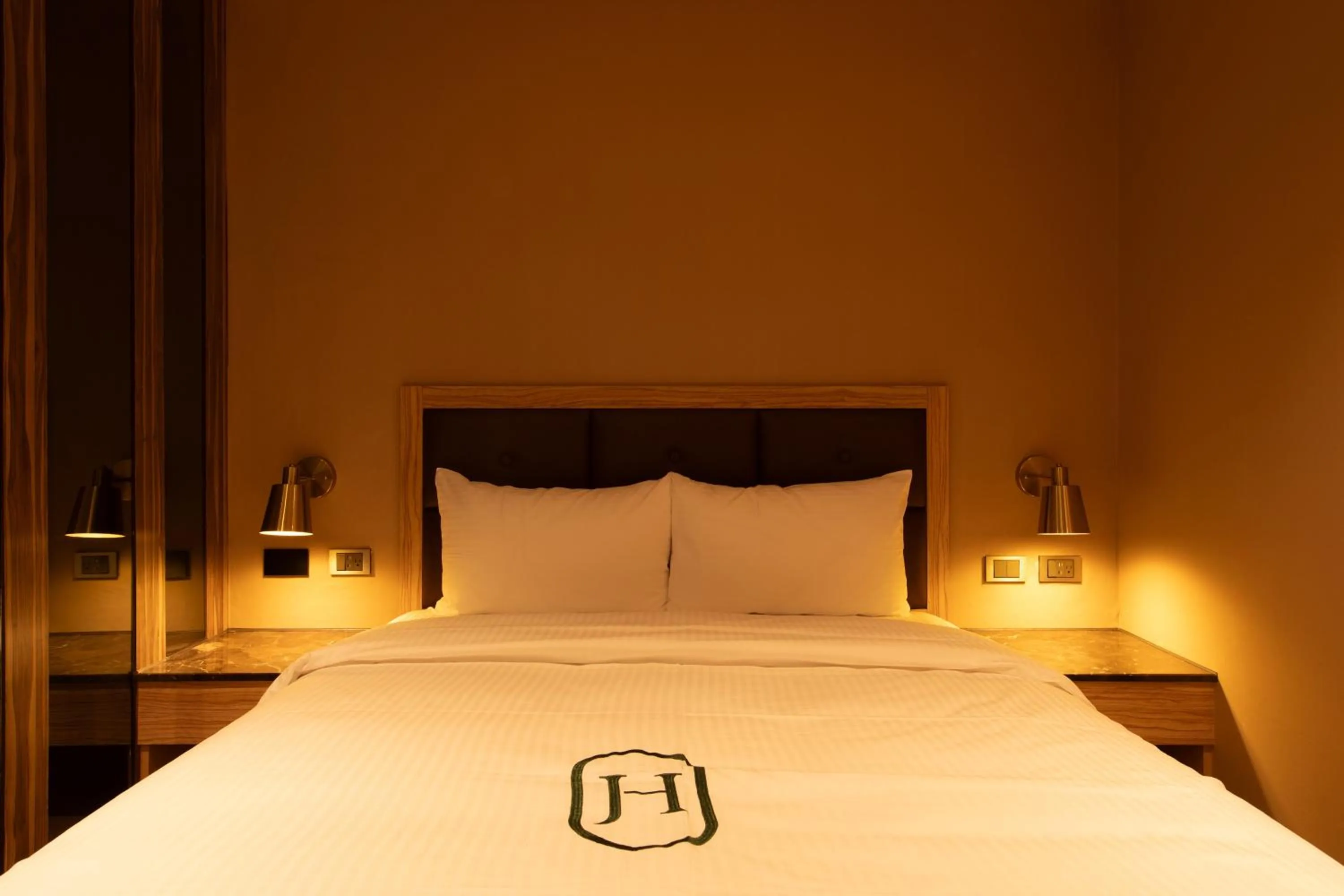 Bed in 露夏旅社 l 納康商旅 l 智能入住 l 鄰近花園夜市