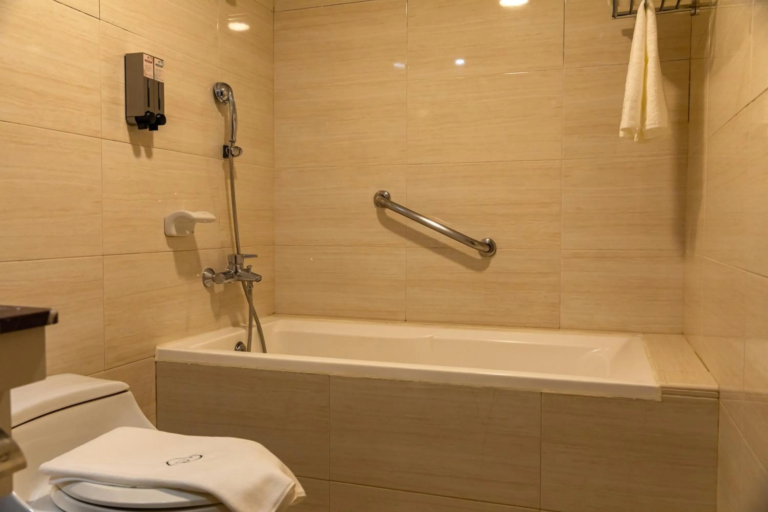 露夏旅社 l 納康商旅 l 智能入住 l 鄰近花園夜市