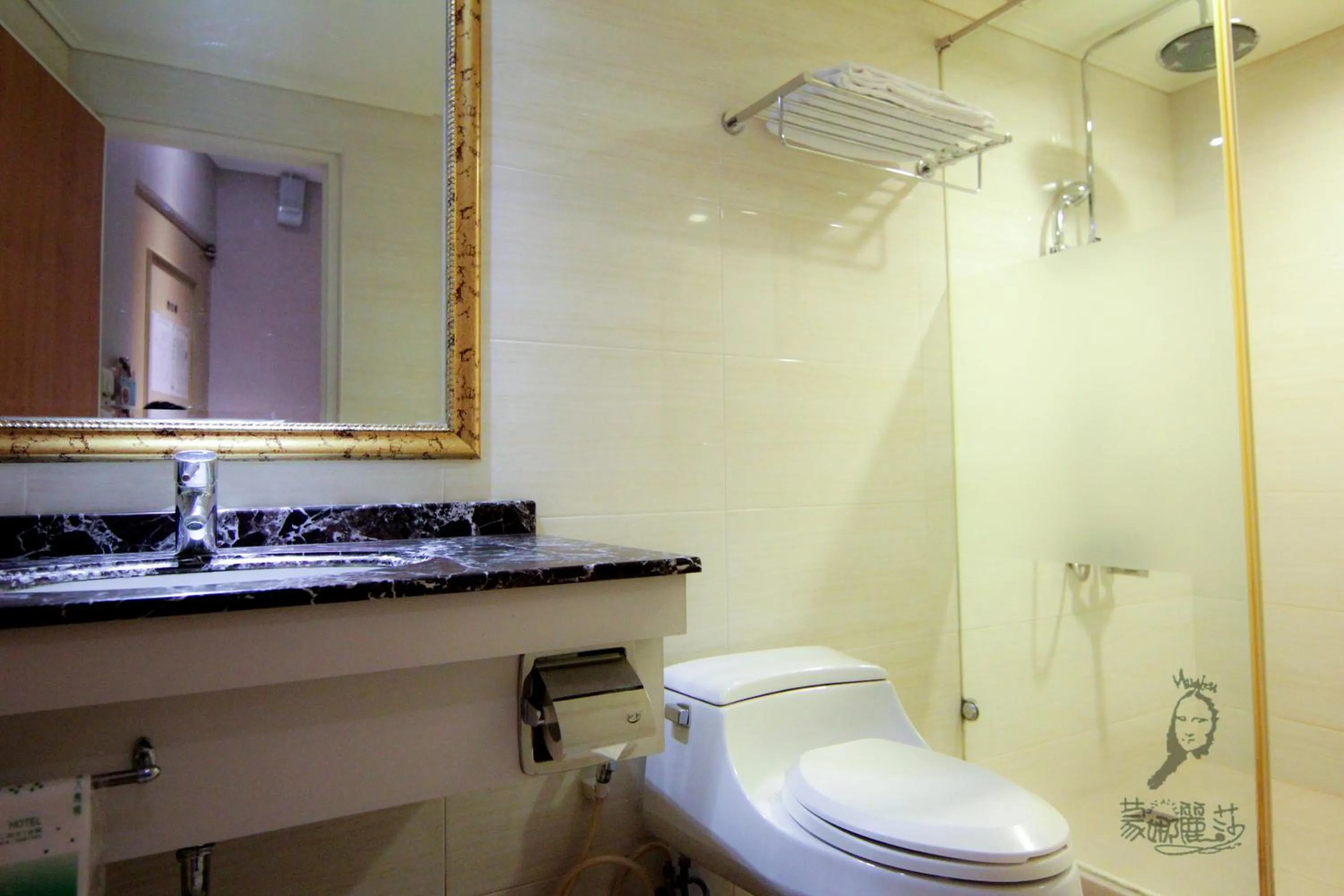 Toilet in Monalisa Hotel