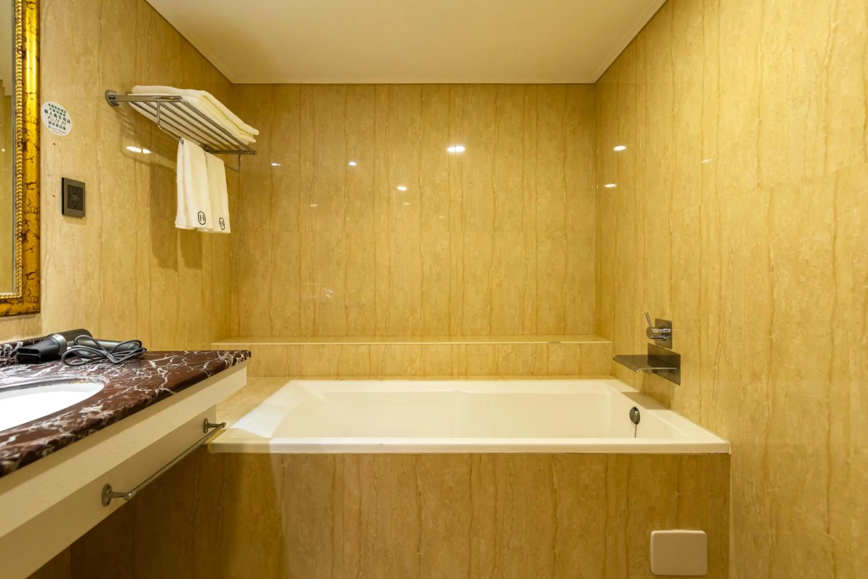 露夏旅社 l 納康商旅 l 智能入住 l 鄰近花園夜市