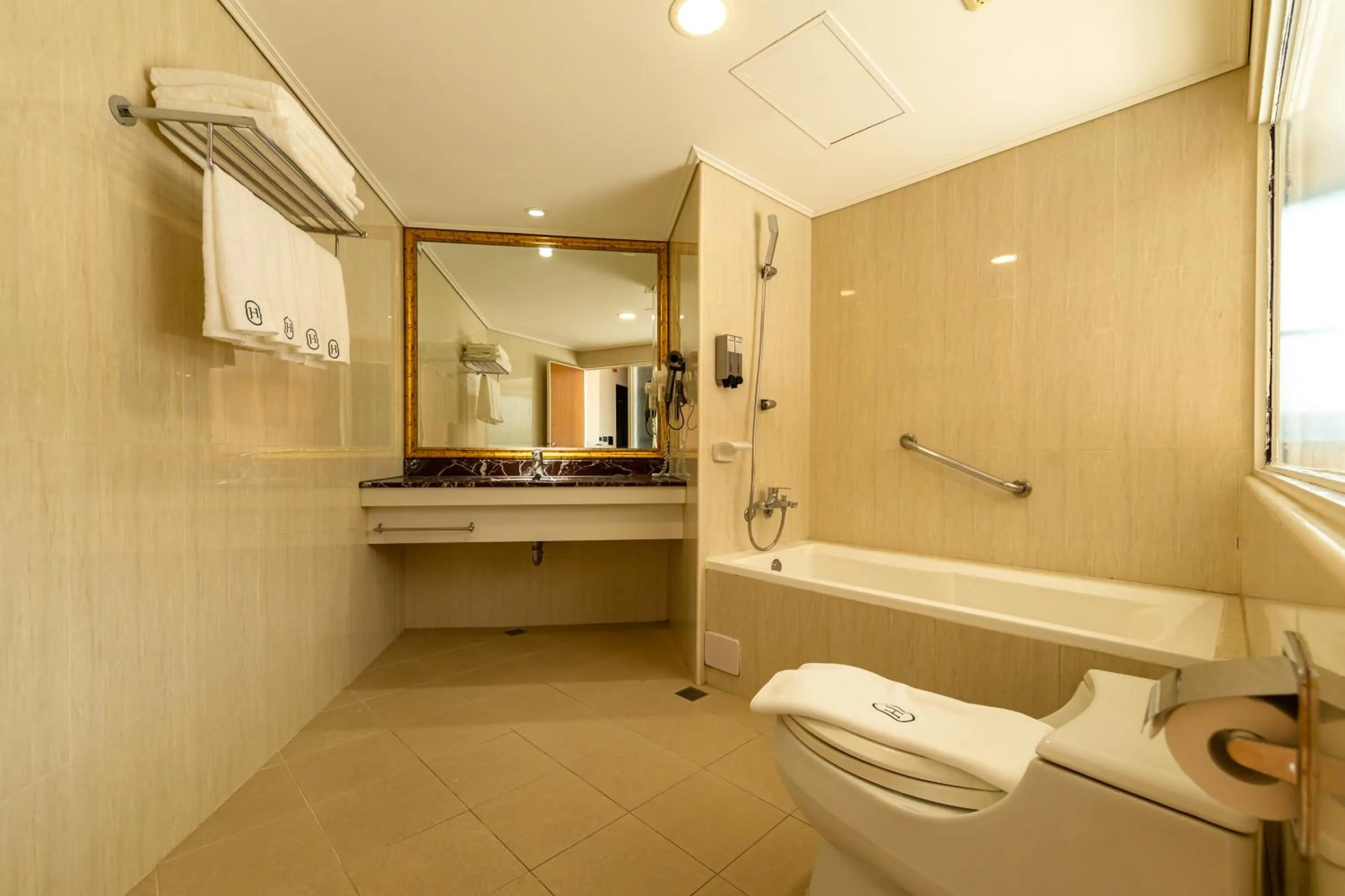 露夏旅社 l 納康商旅 l 智能入住 l 鄰近花園夜市