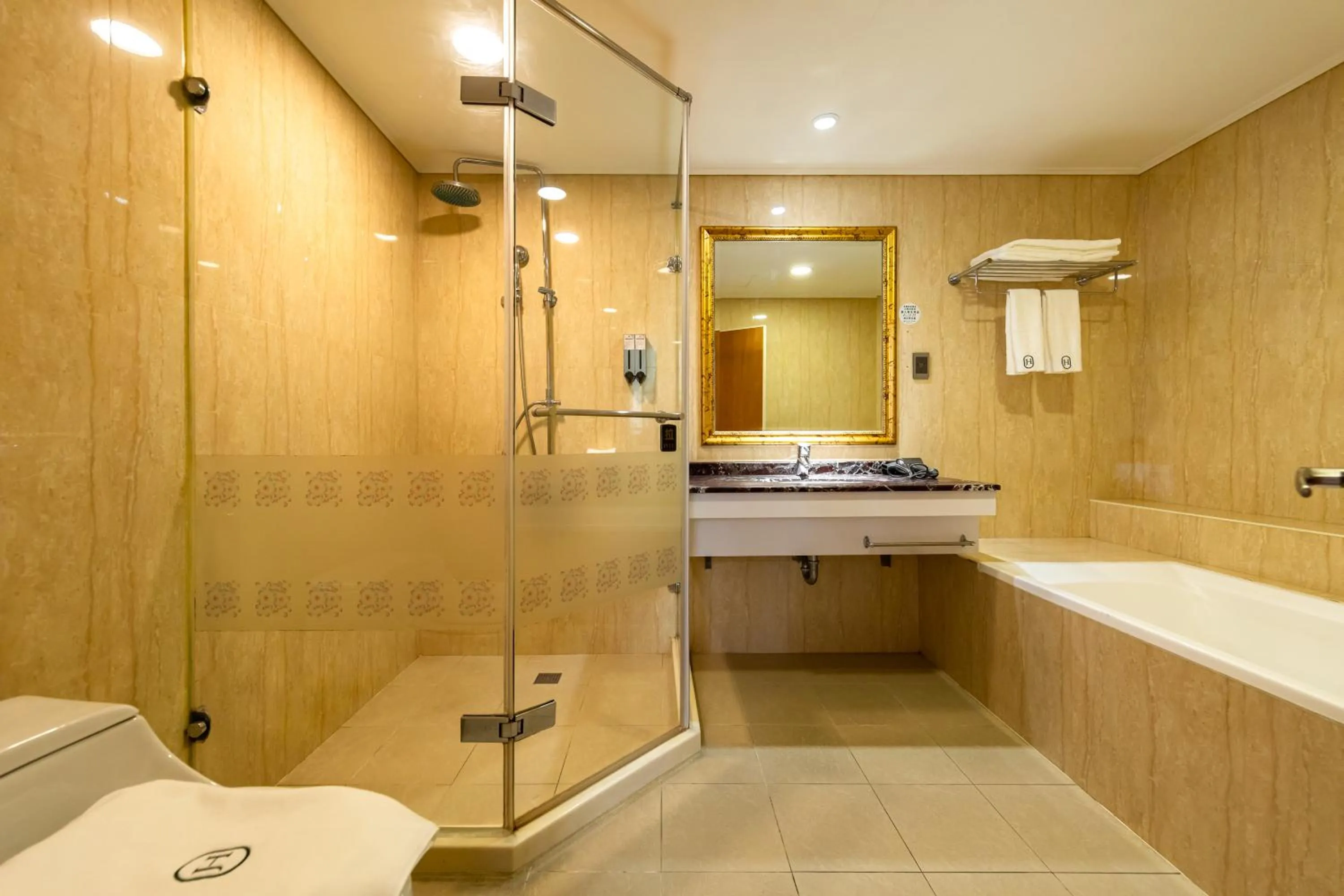 露夏旅社 l 納康商旅 l 智能入住 l 鄰近花園夜市