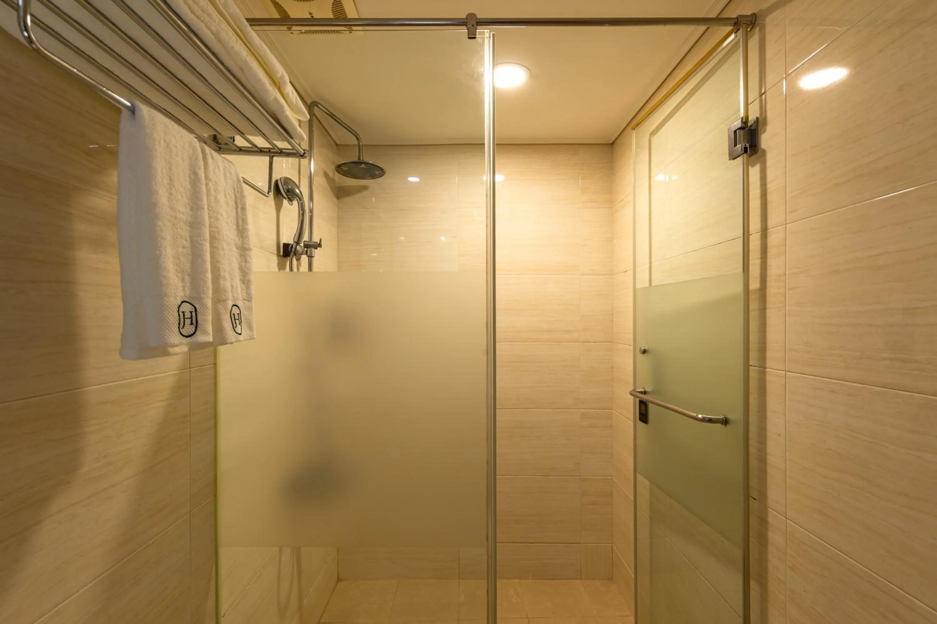 露夏旅社 l 納康商旅 l 智能入住 l 鄰近花園夜市