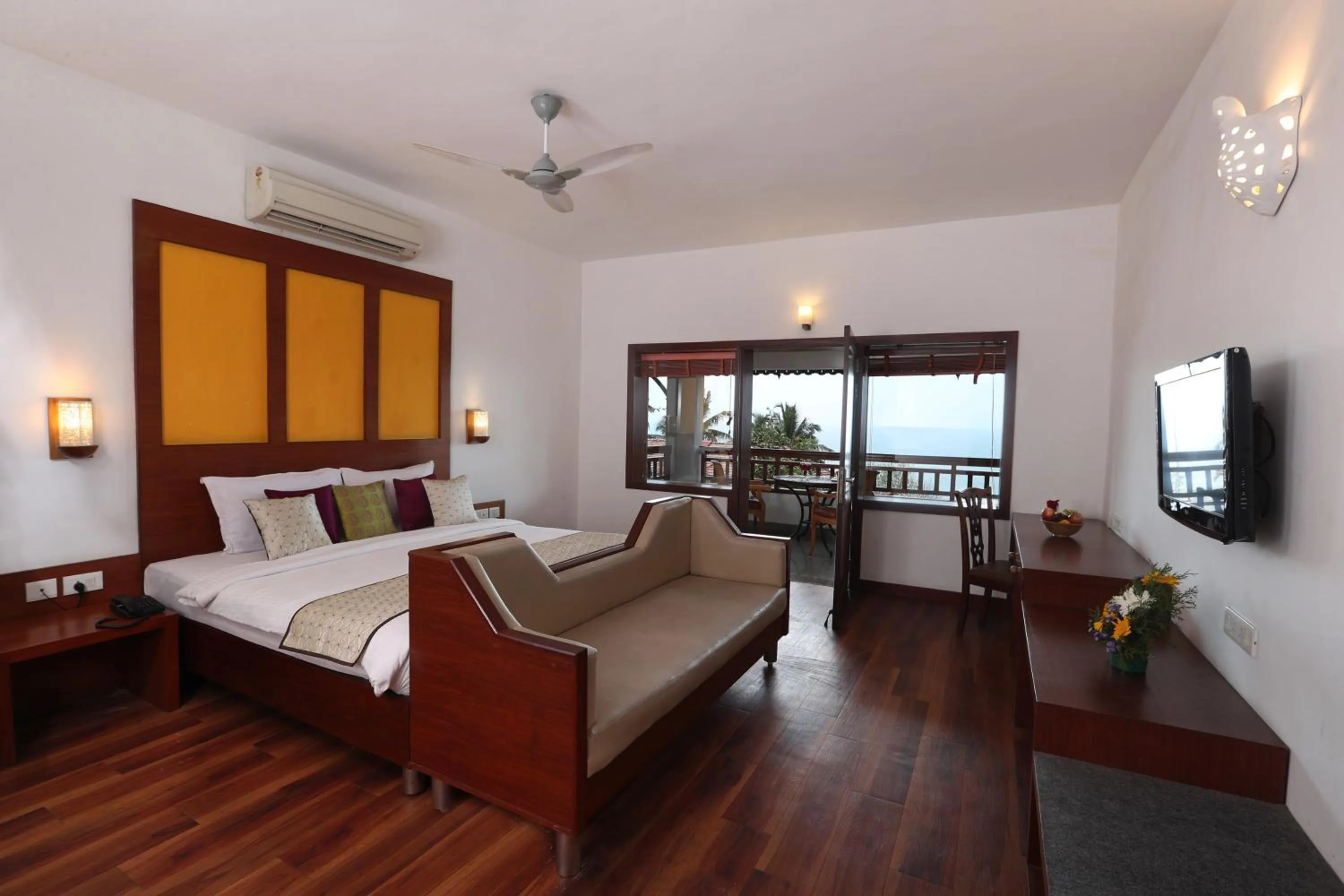 View (from property/room), Bed in Getaway Beach Resort Kovalam