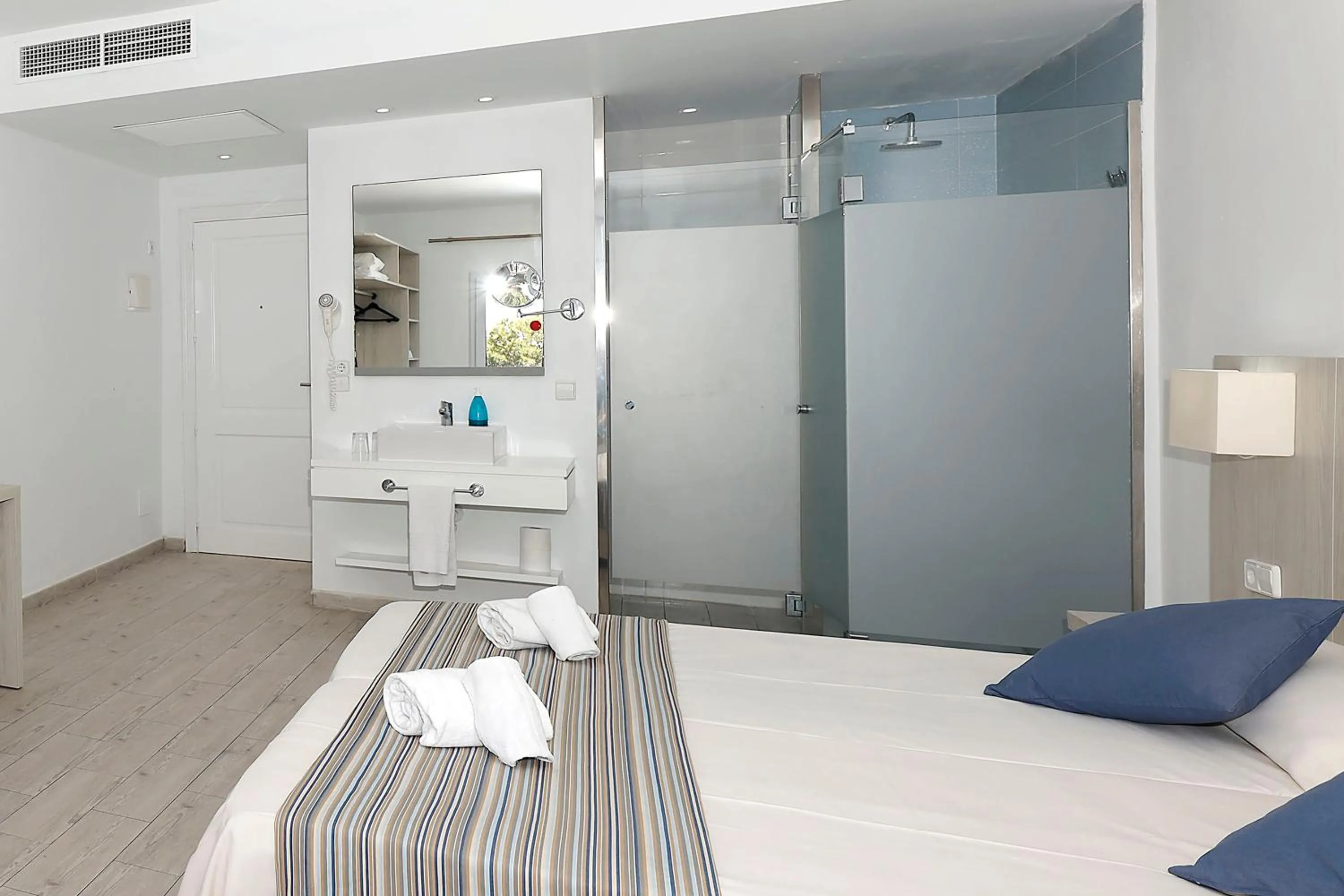 Shower, Bed in Hotel Club Es Talaial