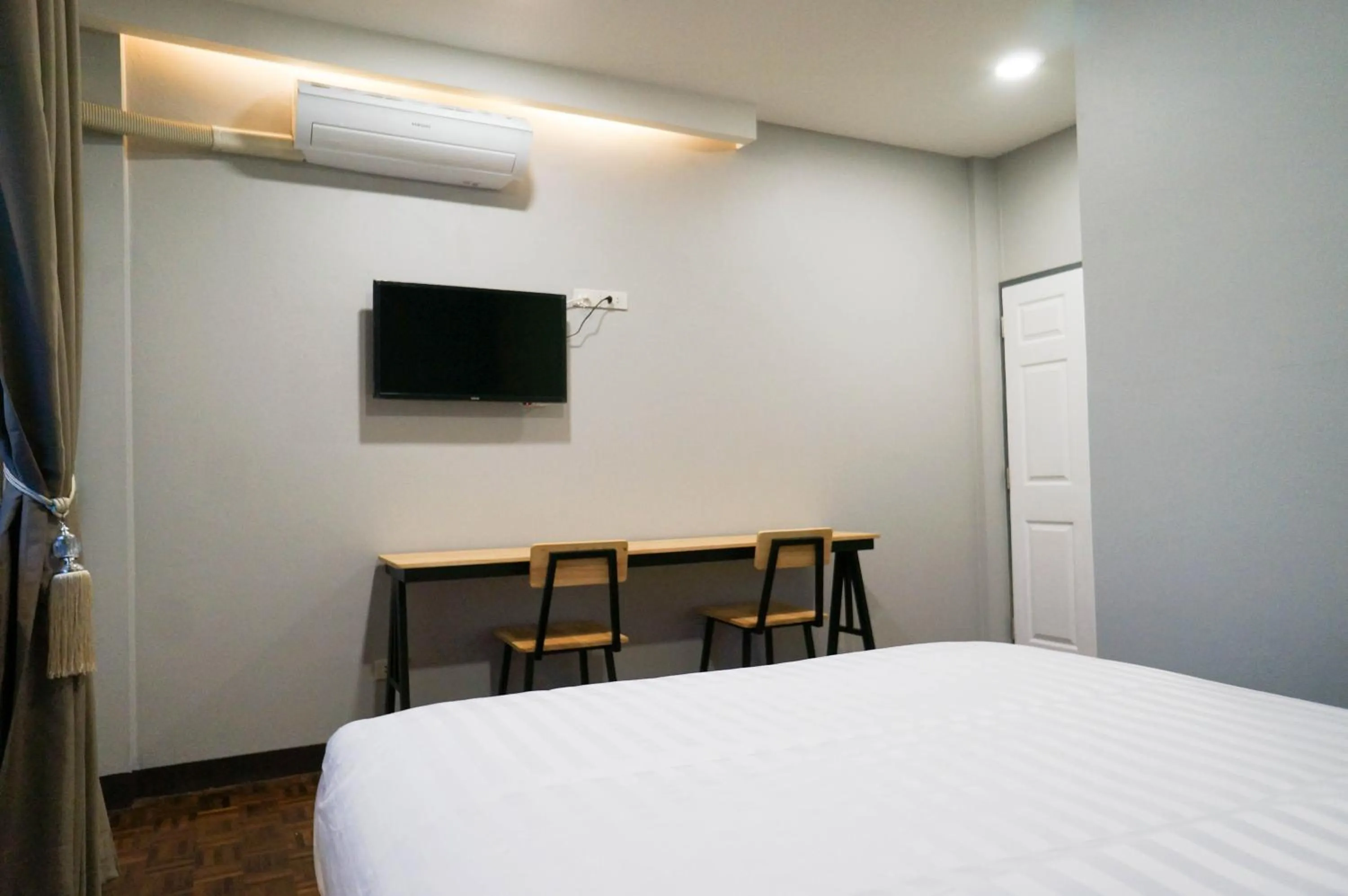 Communal lounge/ TV room, Bed in Lux Rooms Night Bazaar