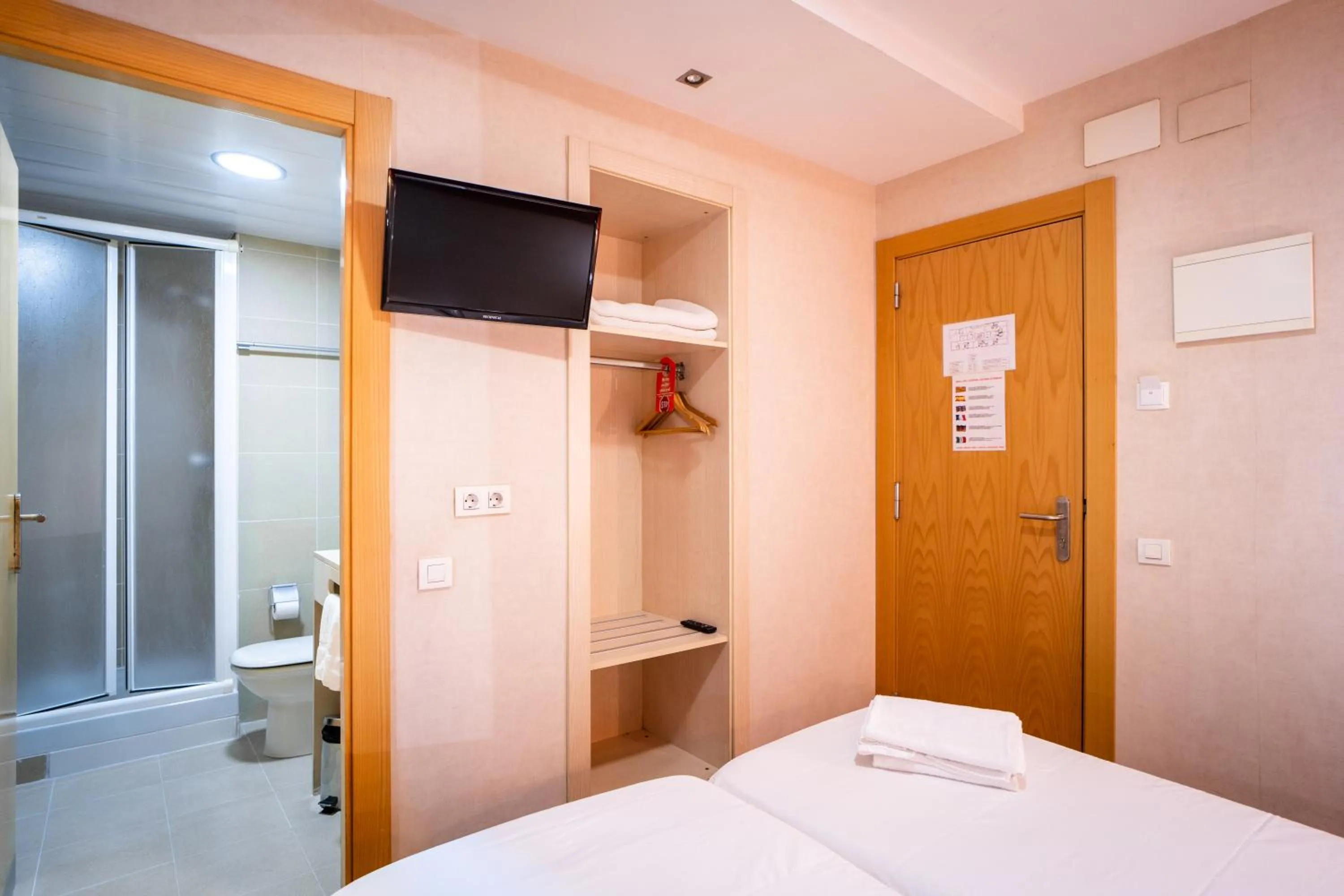 Bathroom, Bed in Hostal Fina