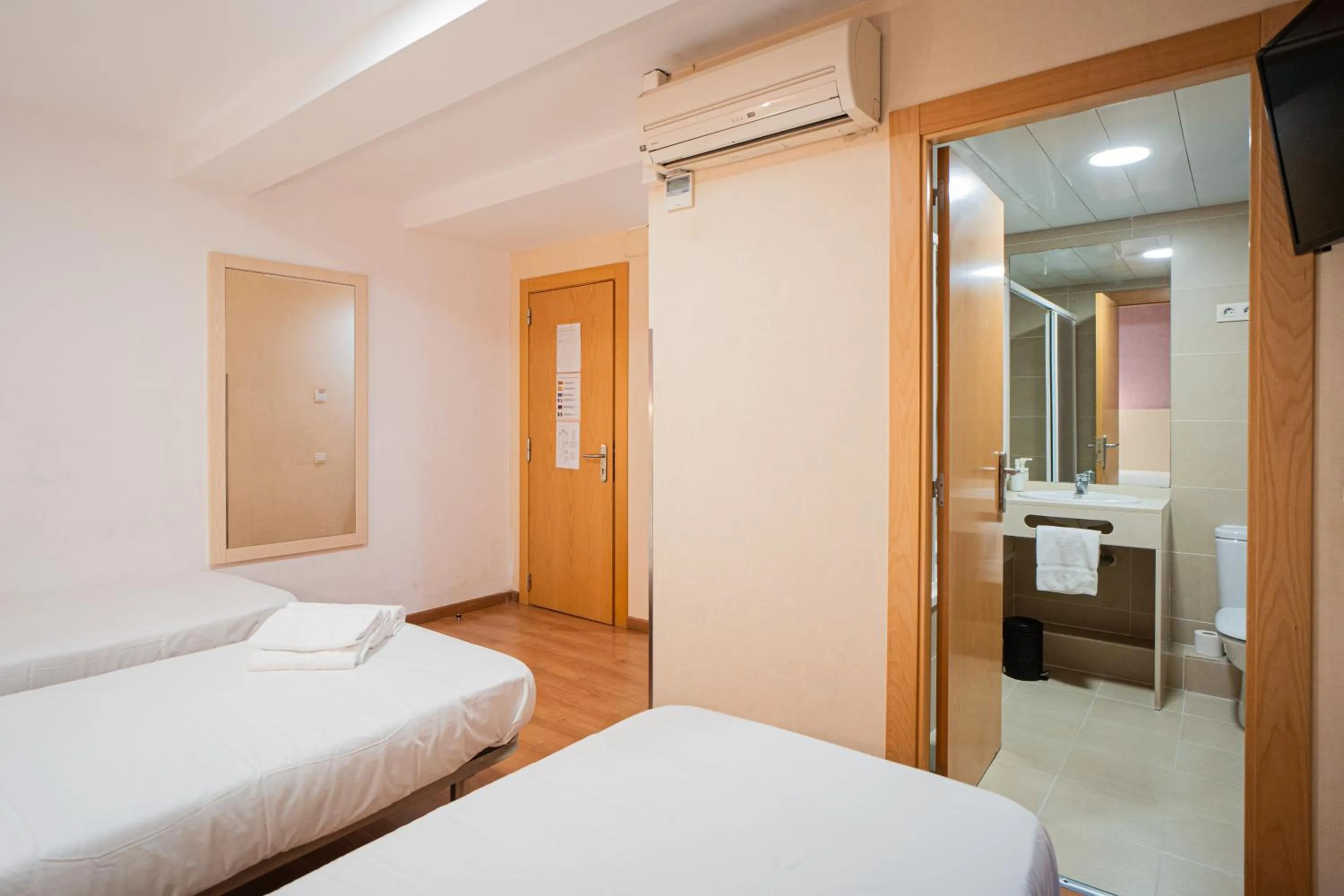 Bathroom, Bed in Hostal Fina