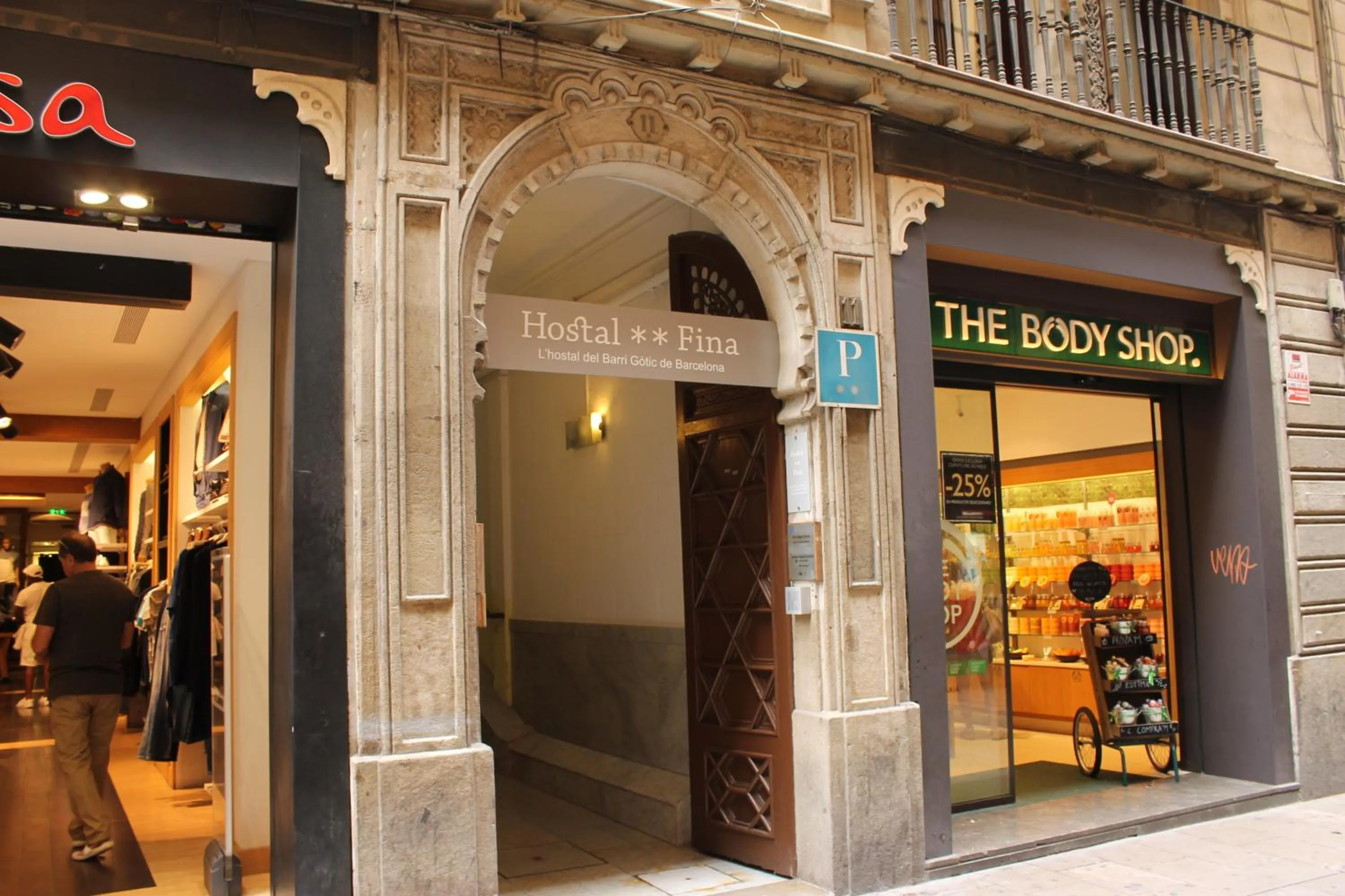 Facade/entrance in Hostal Fina