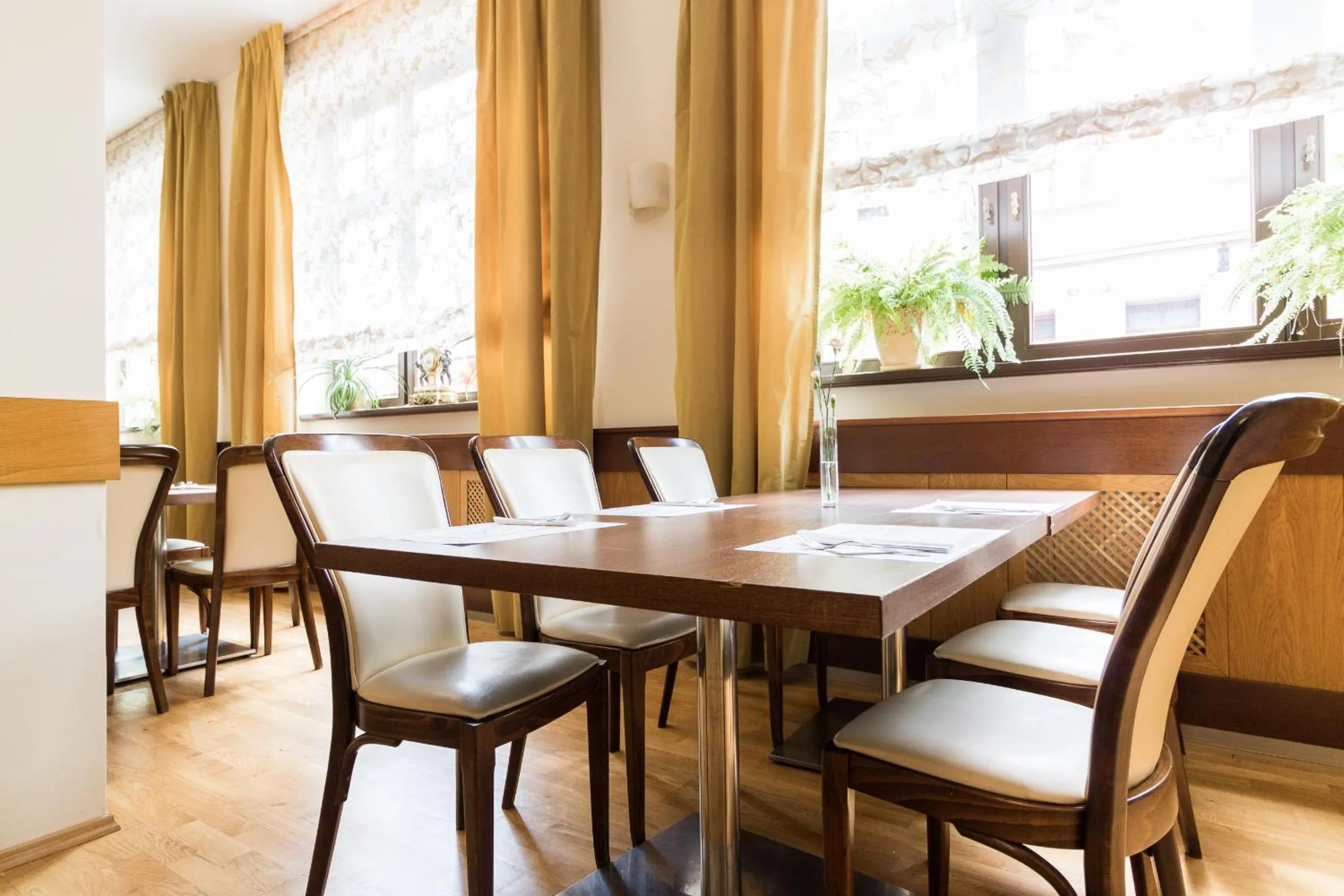 Restaurant/places to eat in Hotel Vabank