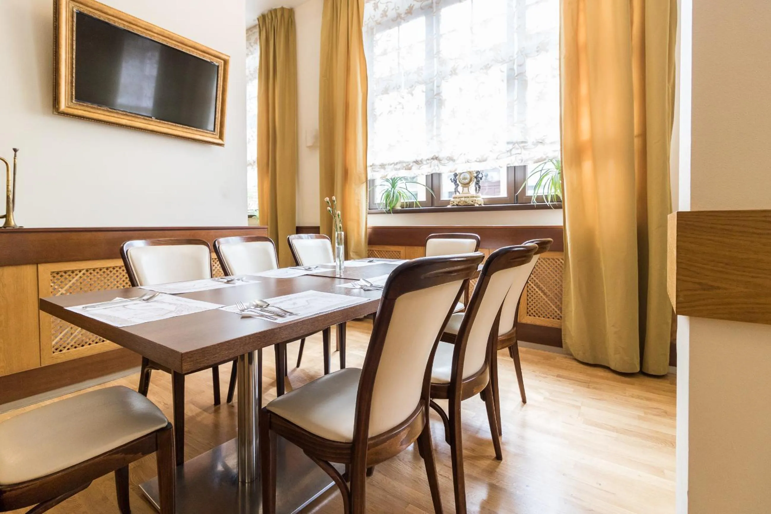 Restaurant/places to eat in Hotel Vabank