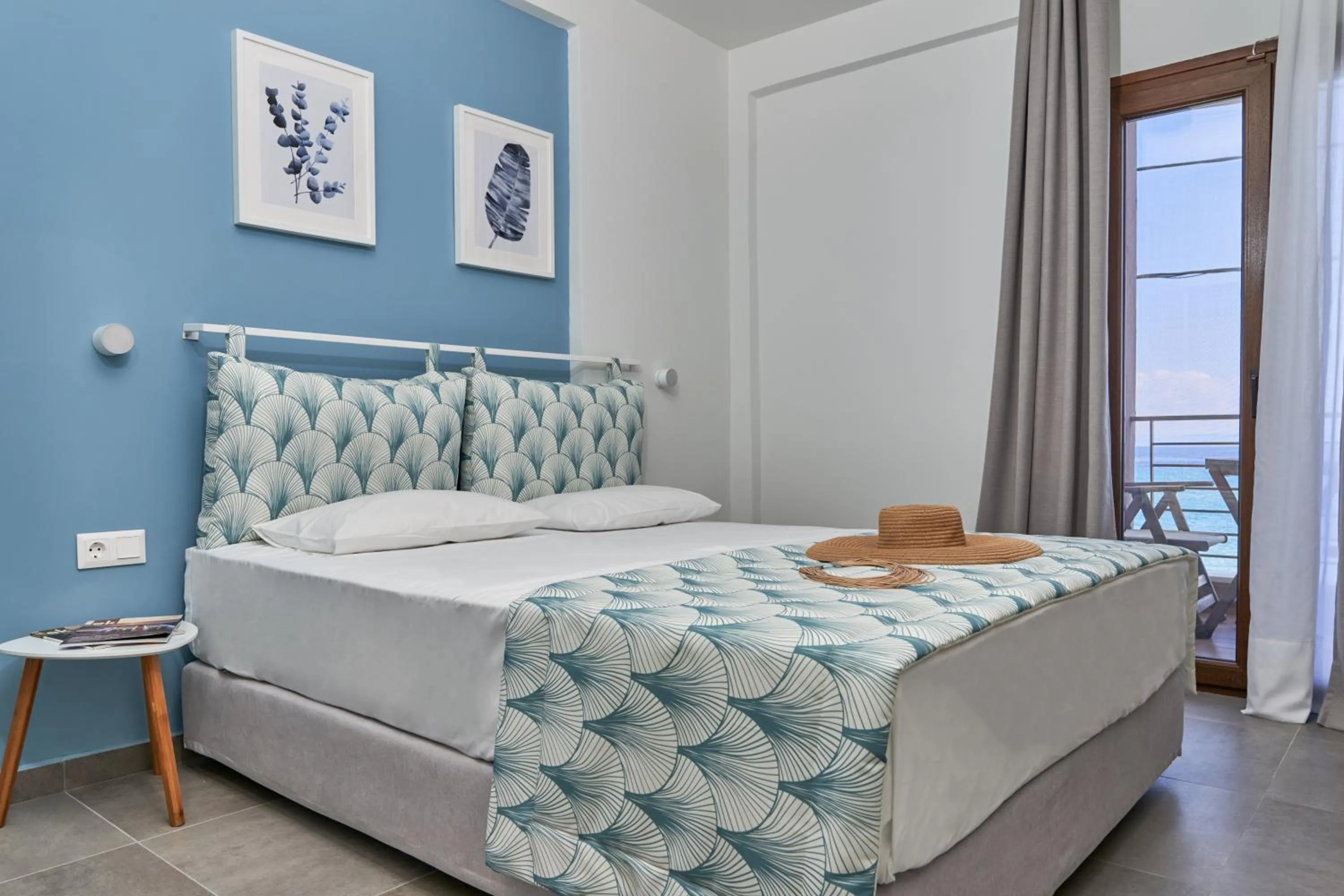 Photo of the whole room, Bed in Mougre studios