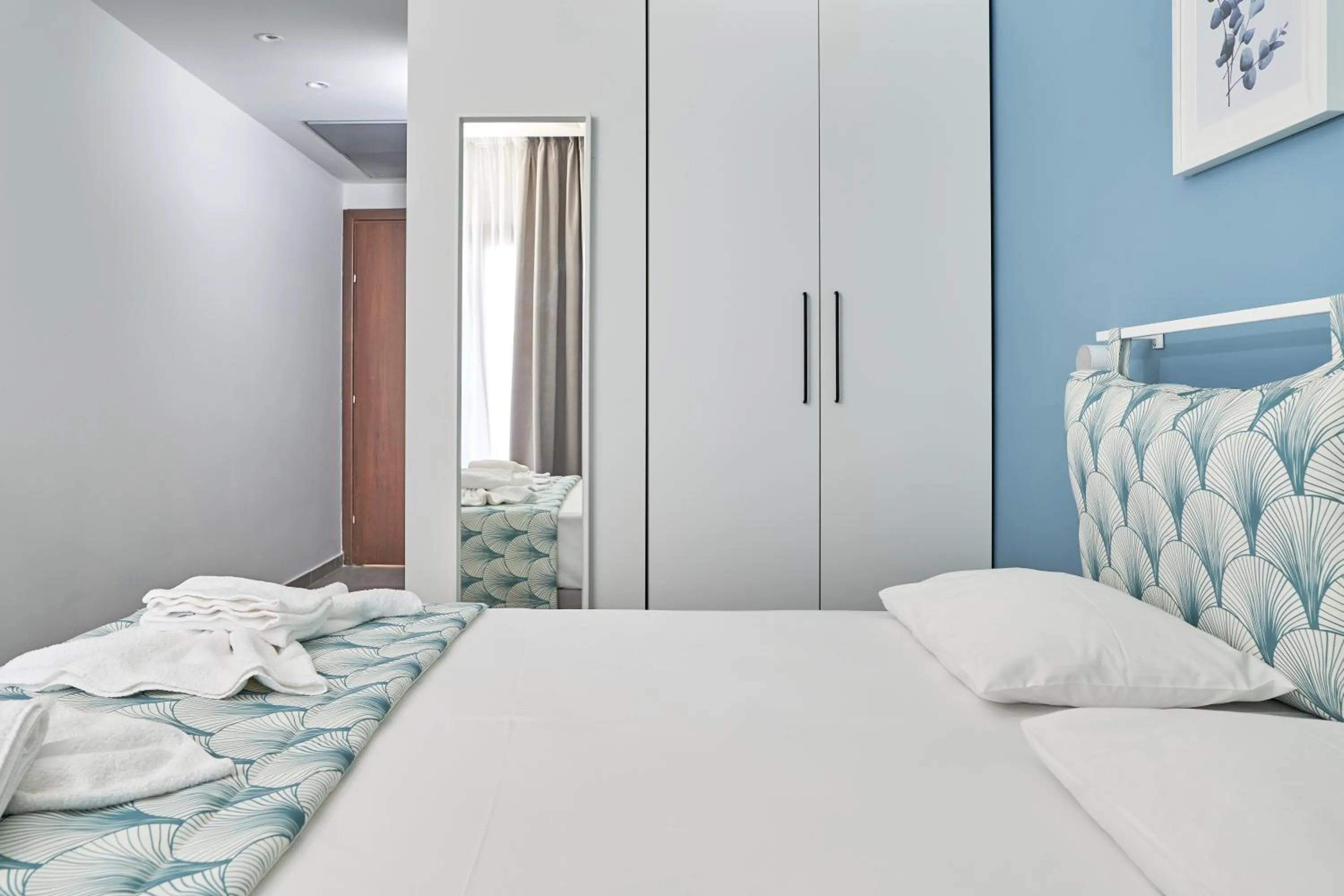 Photo of the whole room, Bed in Mougre studios