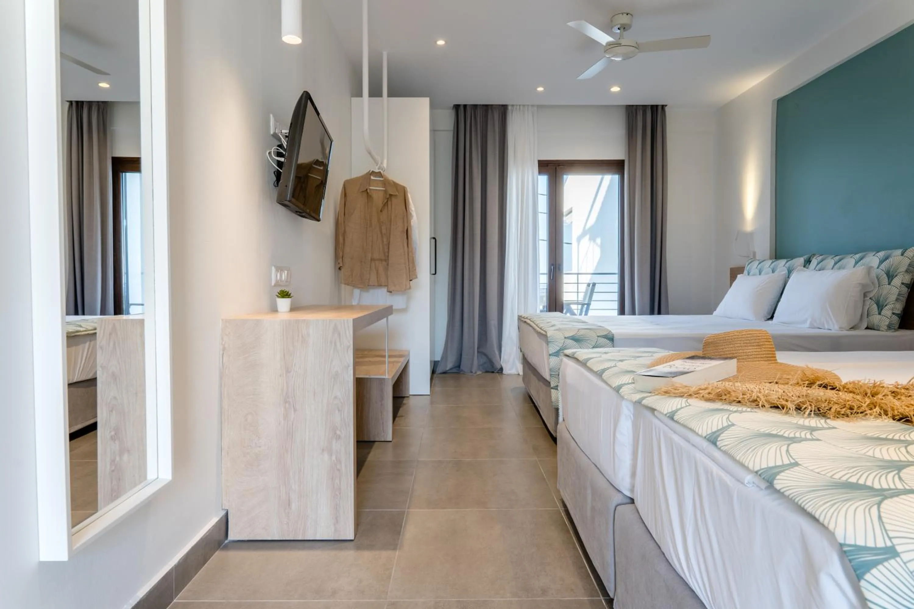 Photo of the whole room, Bed in Mougre studios