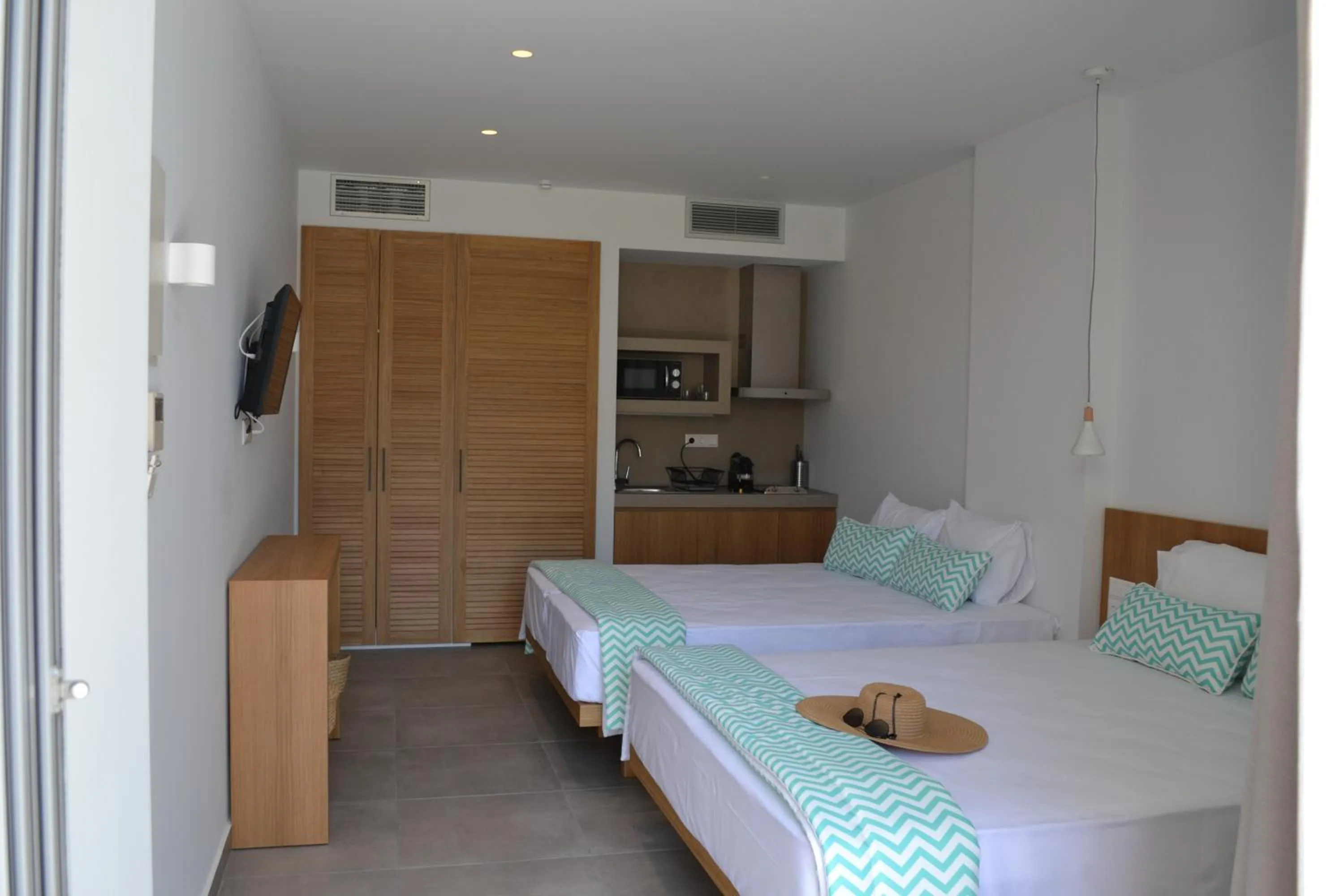 Photo of the whole room, Bed in Mougre studios