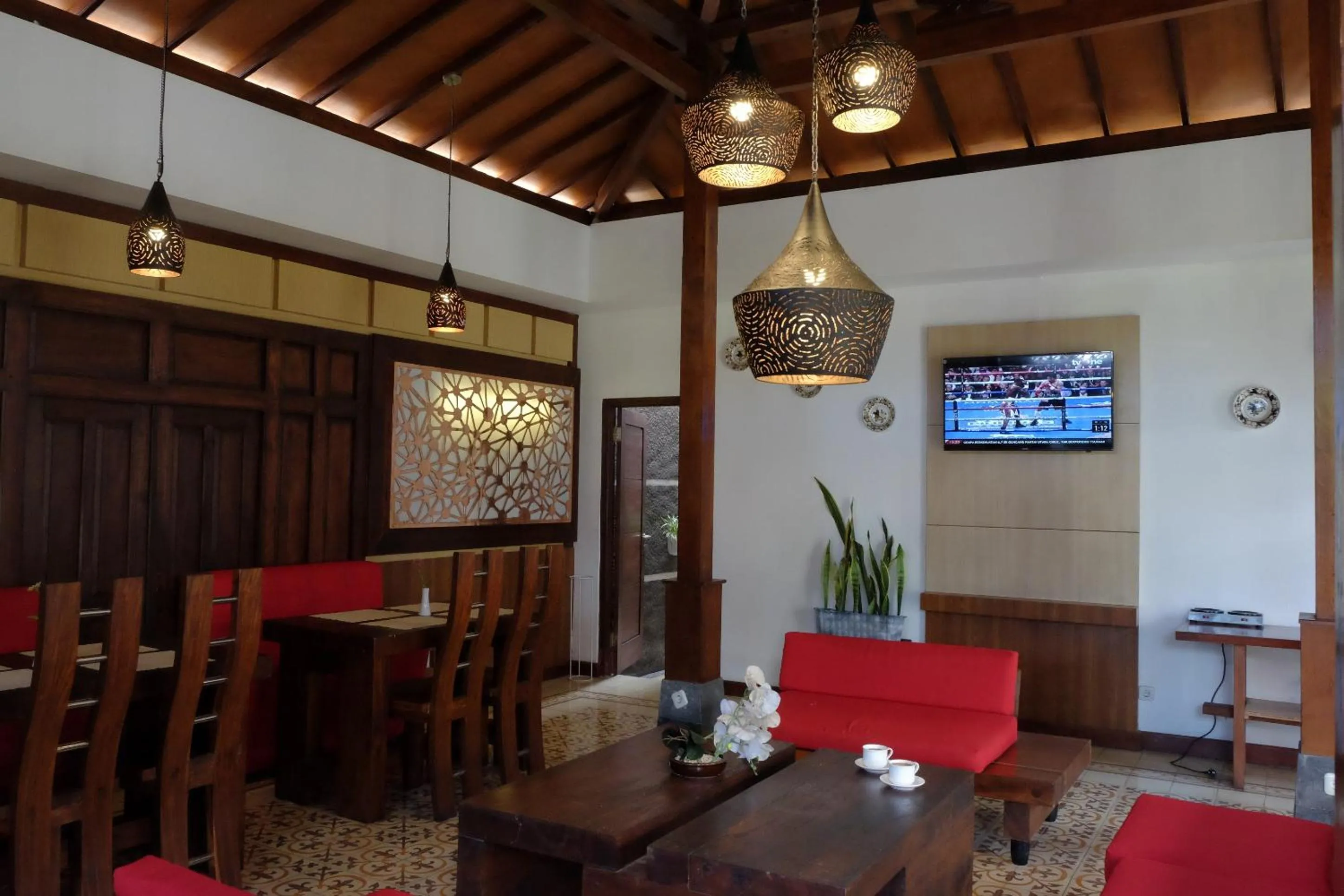 Communal lounge/ TV room in Puri Langenarjan Guest House