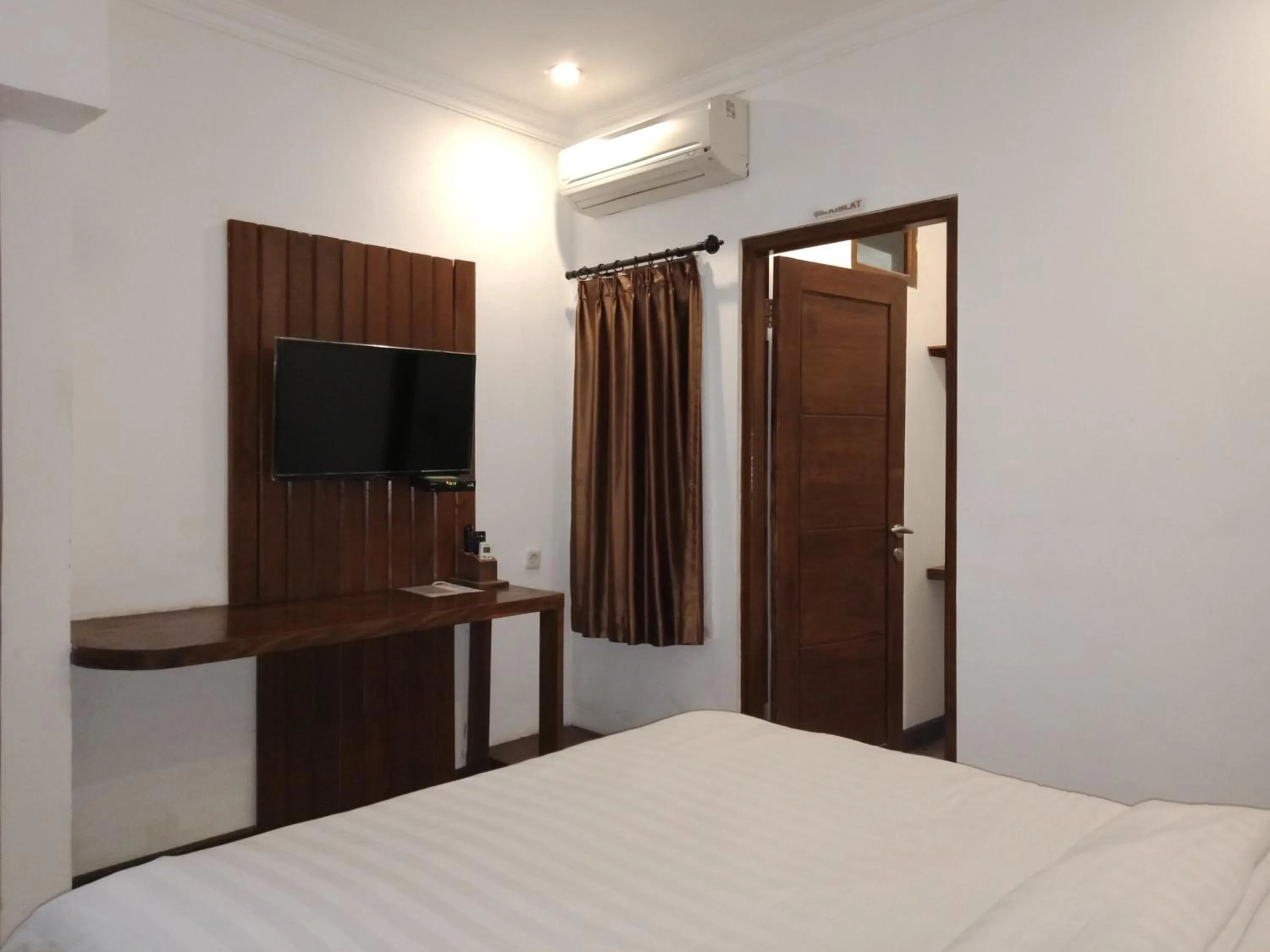 TV and multimedia, Bed in Puri Langenarjan Guest House