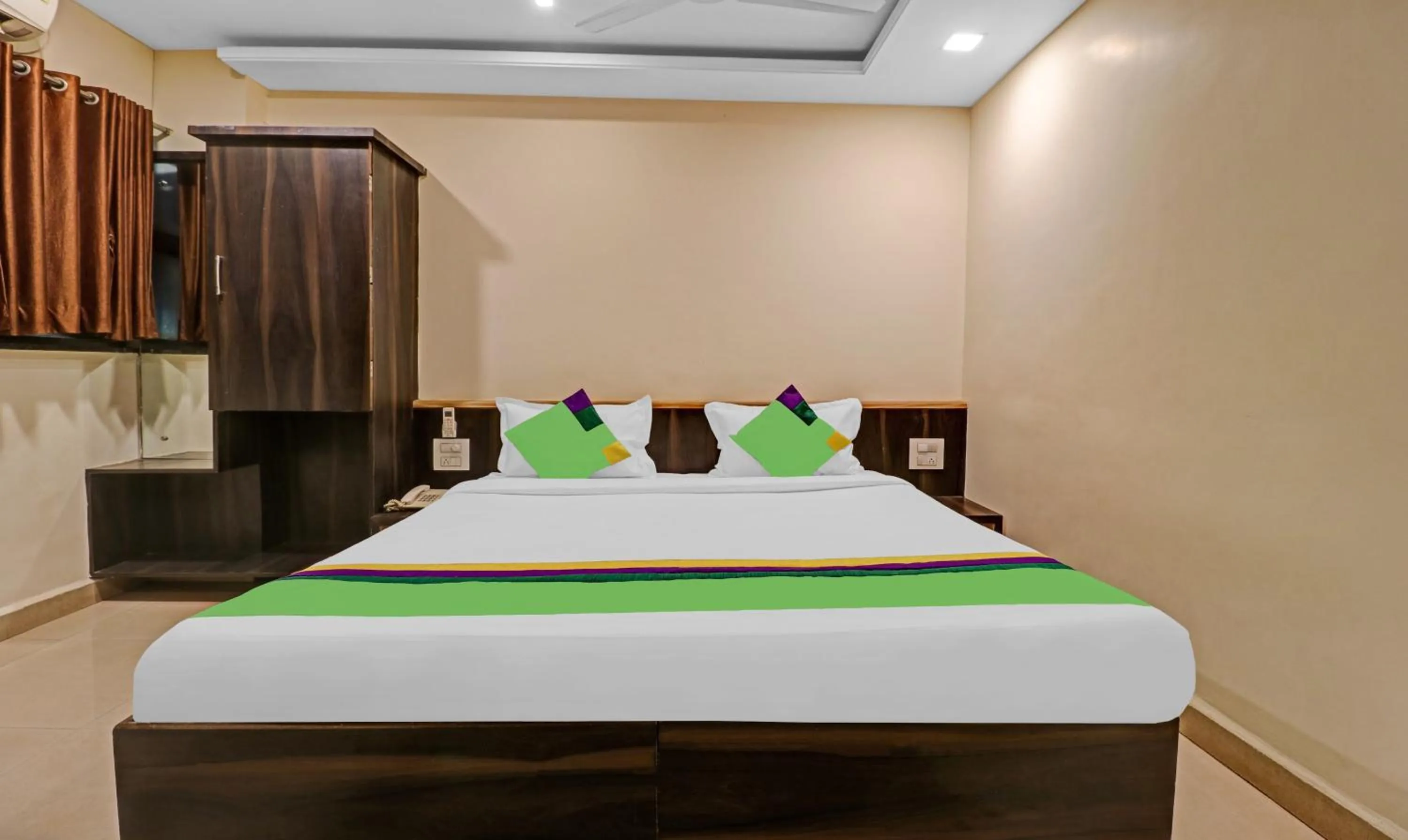 Bedroom, Bed in Treebo Surya Yatri Niwas