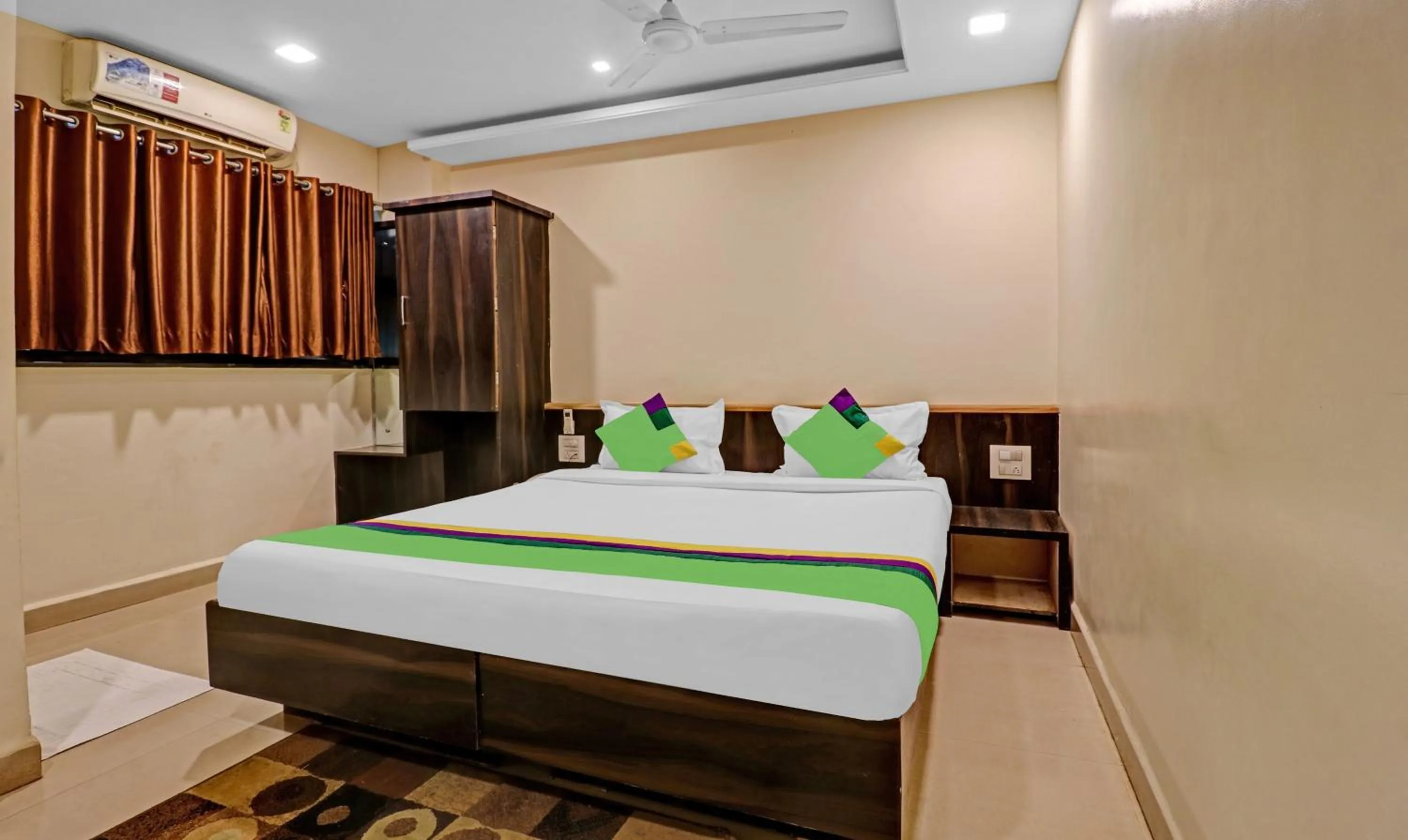 Bedroom, Bed in Treebo Surya Yatri Niwas