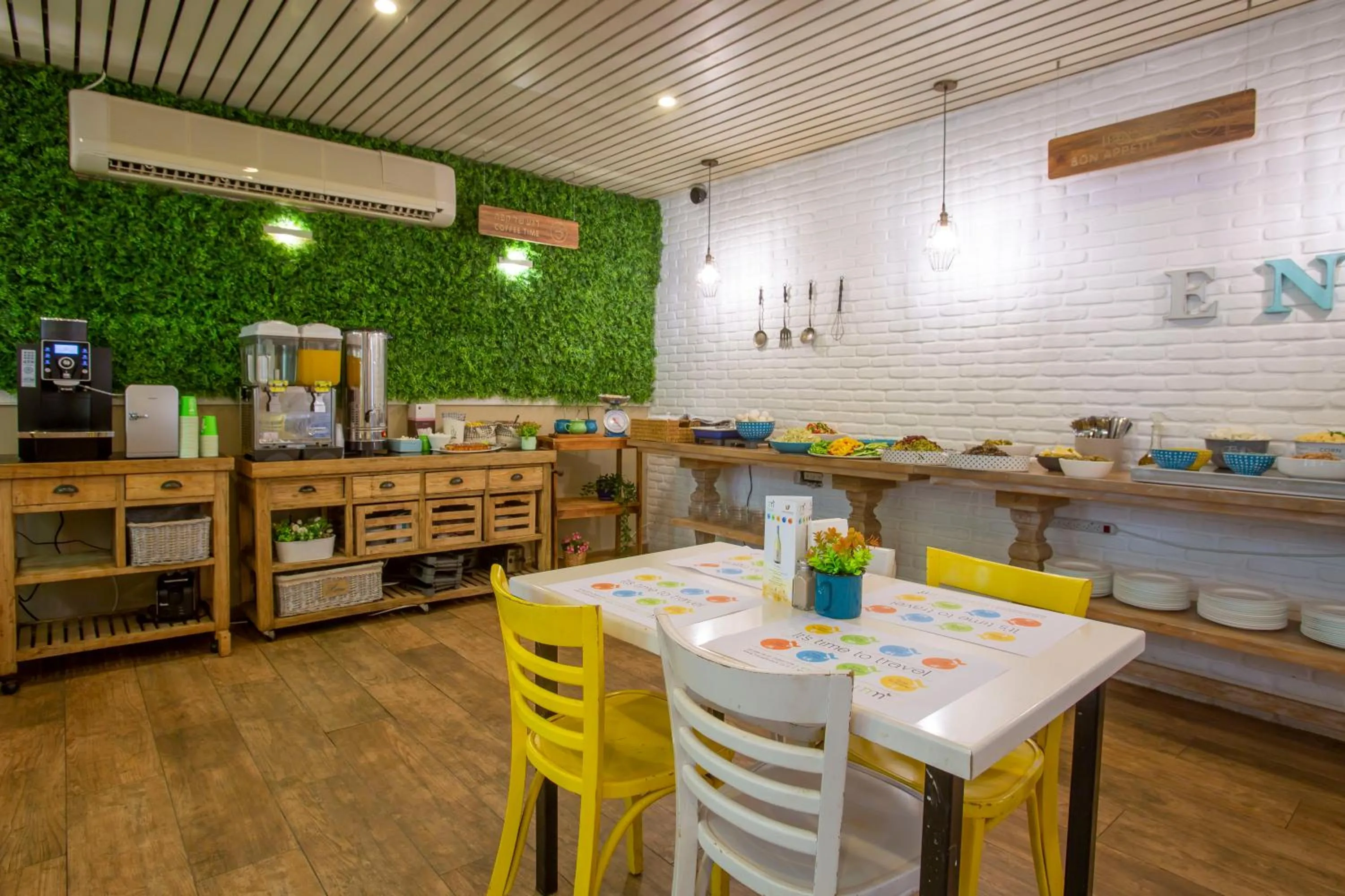 Restaurant/places to eat in Kibbutz Malkiya Travel Hotel