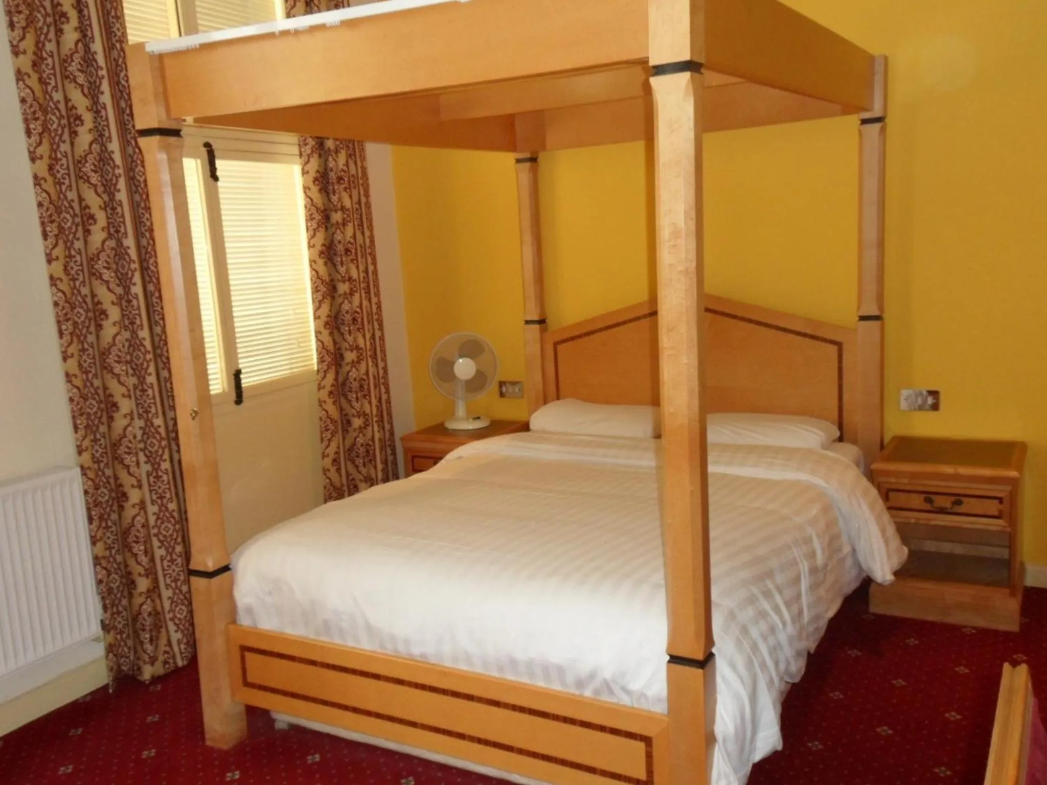 Bed in Three Queens Hotel