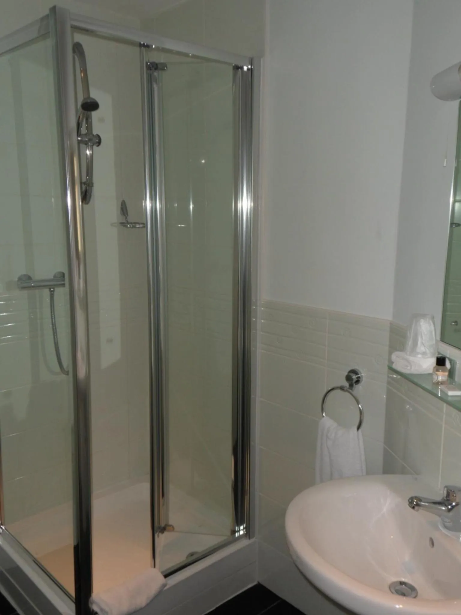 Bathroom in Three Queens Hotel