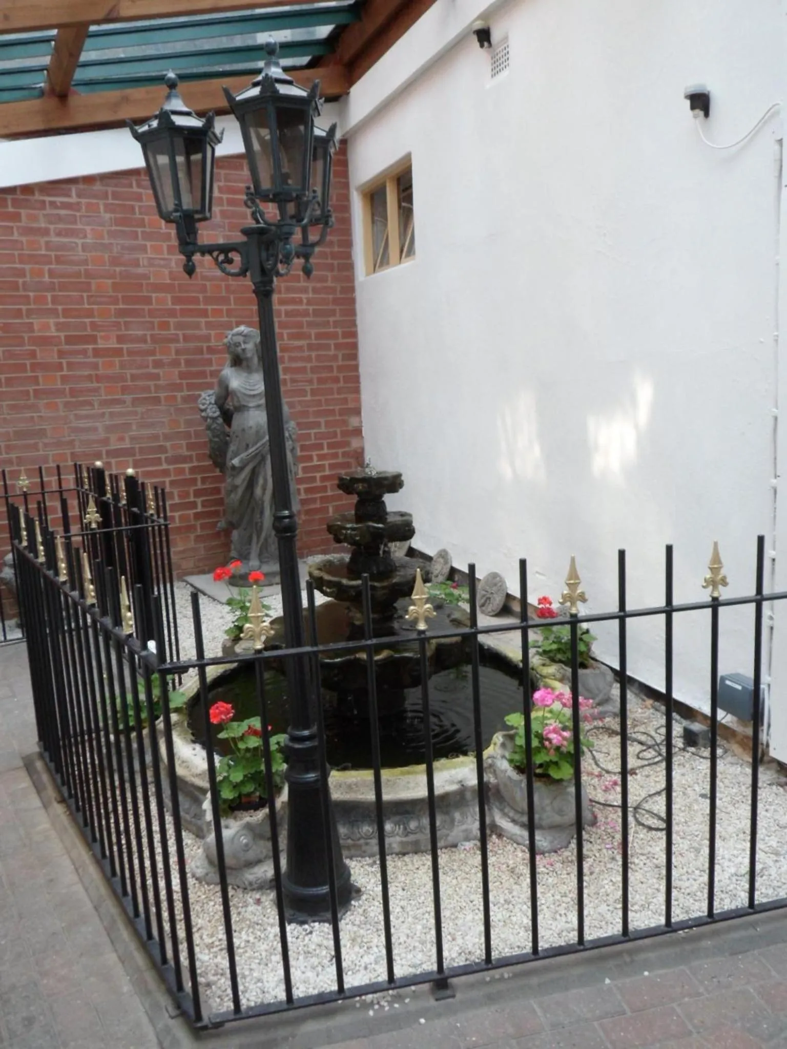 Facade/entrance in Three Queens Hotel