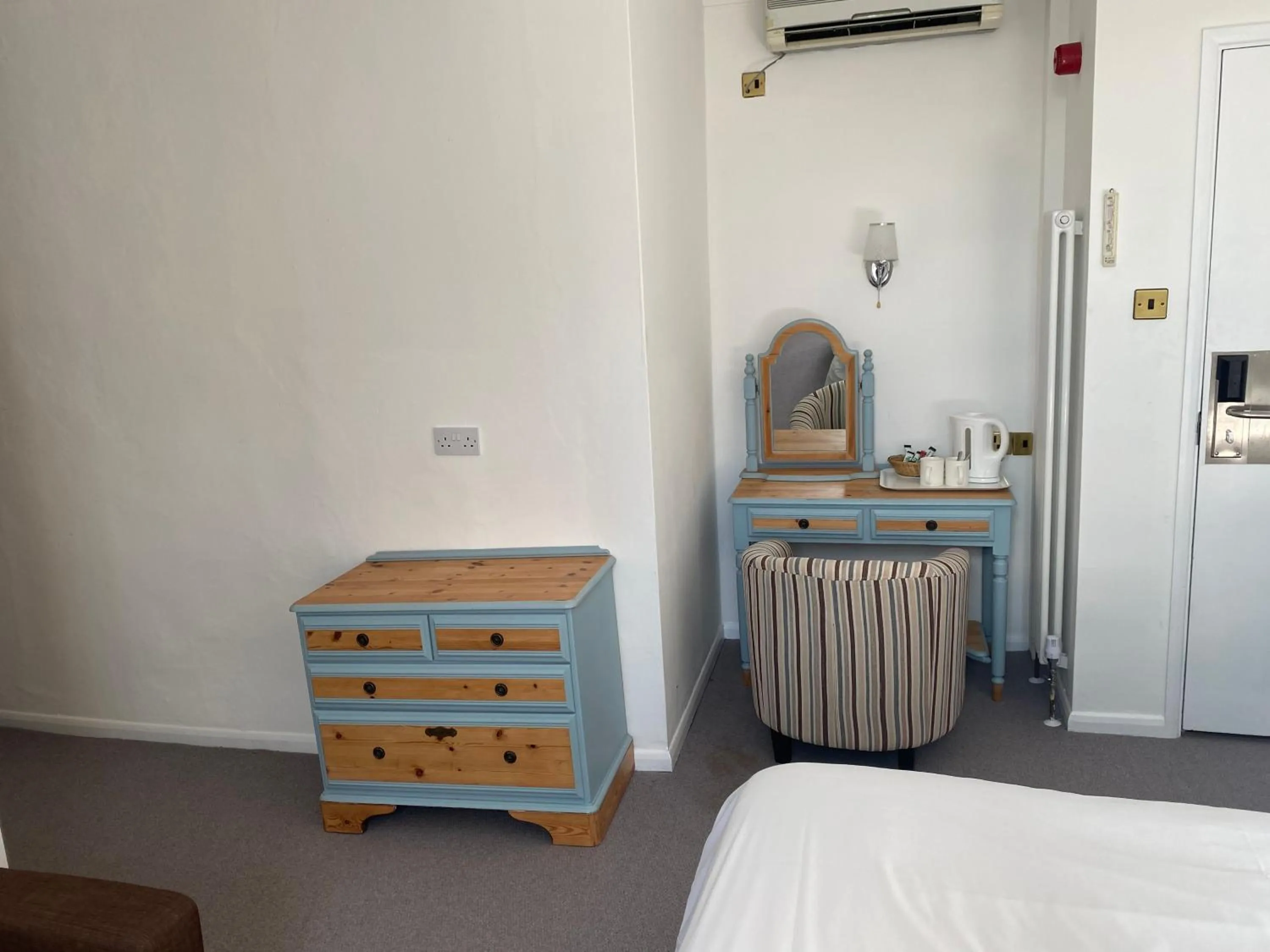 Bed in Three Queens Hotel